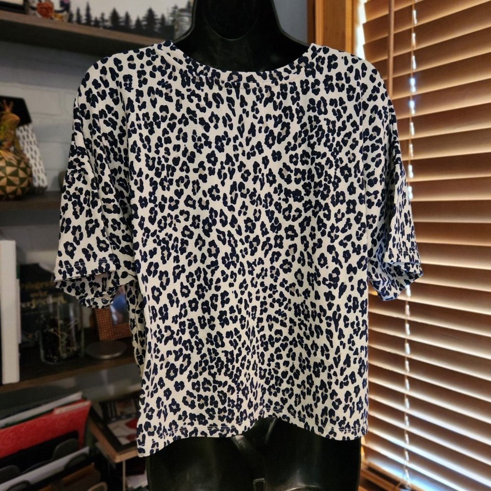 Banana Republic Leopard Print Short Sleeve Top from Banana Republic Size M / US 6-8 / IT 42-44 - 2 Thumbnail