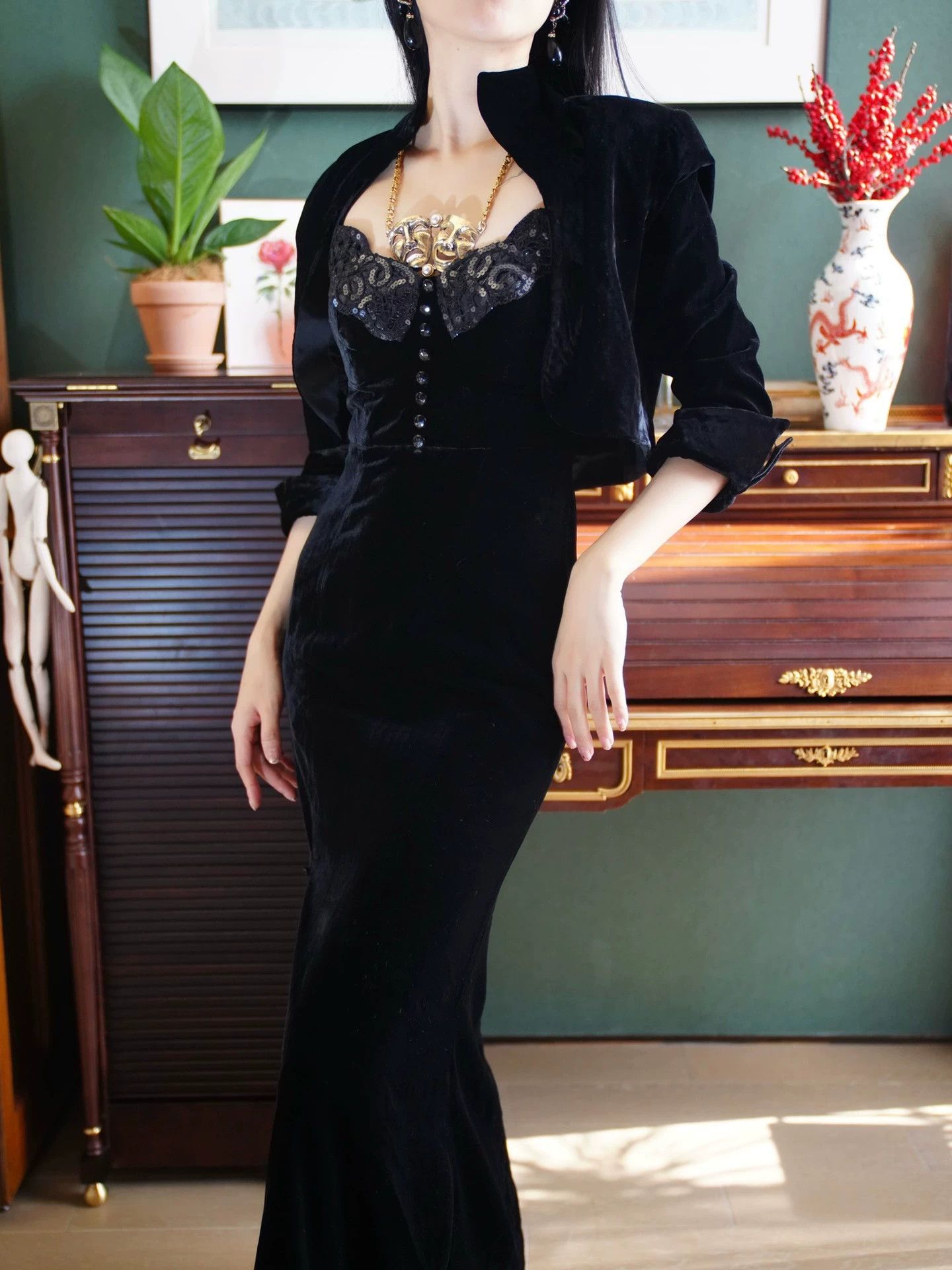 Other UK Vintage Black Velvet Beaded Halter Dress & Jacket Set Size SM Size S / US 4 / IT 40 - 6 Thumbnail