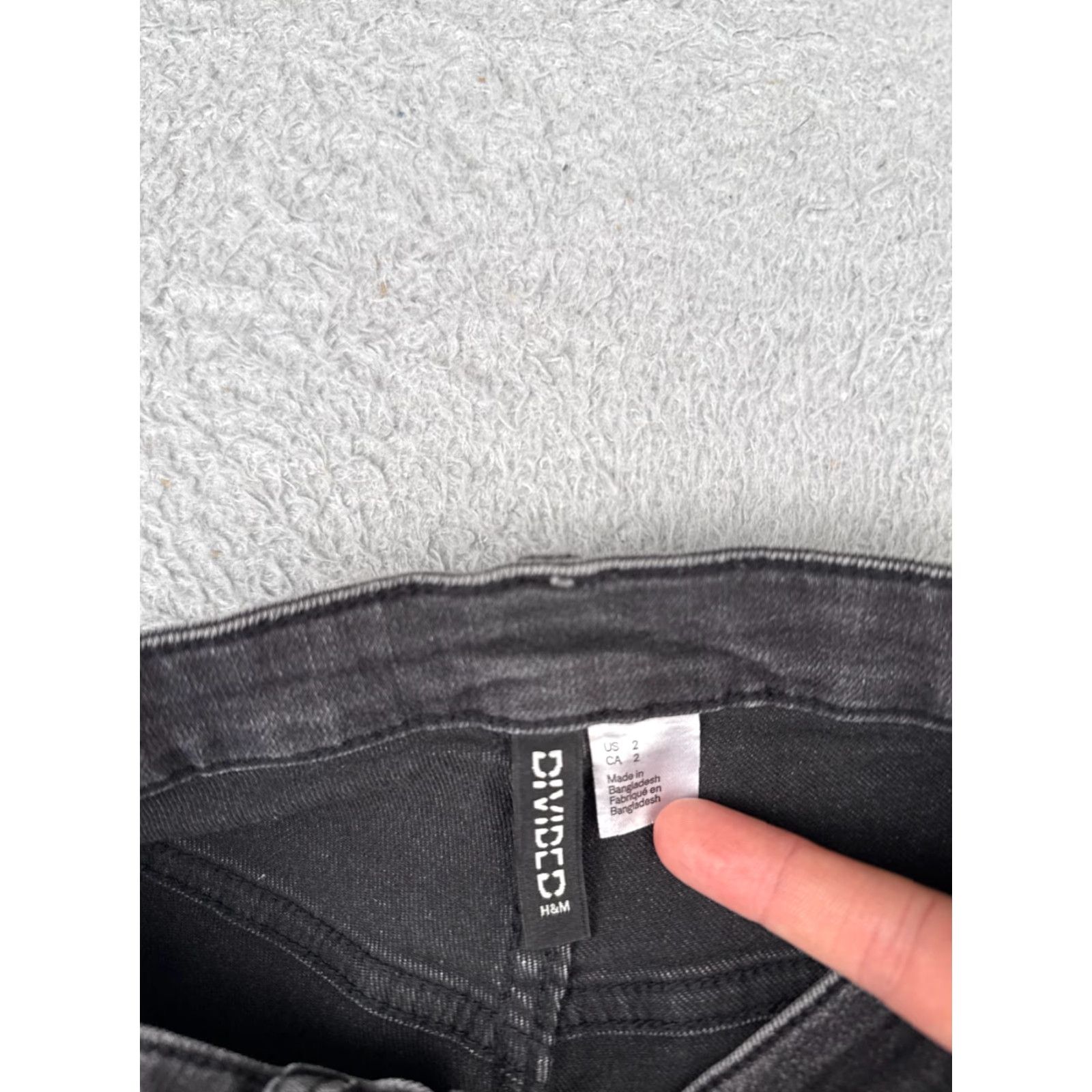 H&M H&M Divided Jeans Womens Skinny Black Mid Rise 24x29 Cotton Blend Denim 5-Pocket Stretch Distressed 2 Regular Jeans Mens Womens Boys Girls Size 26" / US 2 / IT 38 - 6 Thumbnail