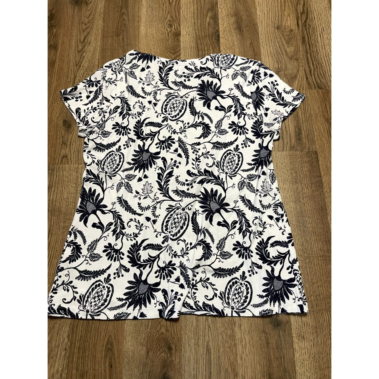 Croft & Barrow Croft & Barrow Shirt Women's Medium Black Flora Classic Tee V-Neck Short Sleeve Pullover Casual/ Everyday Womens Size M / US 6-8 / IT 42-44 - 2 Thumbnail