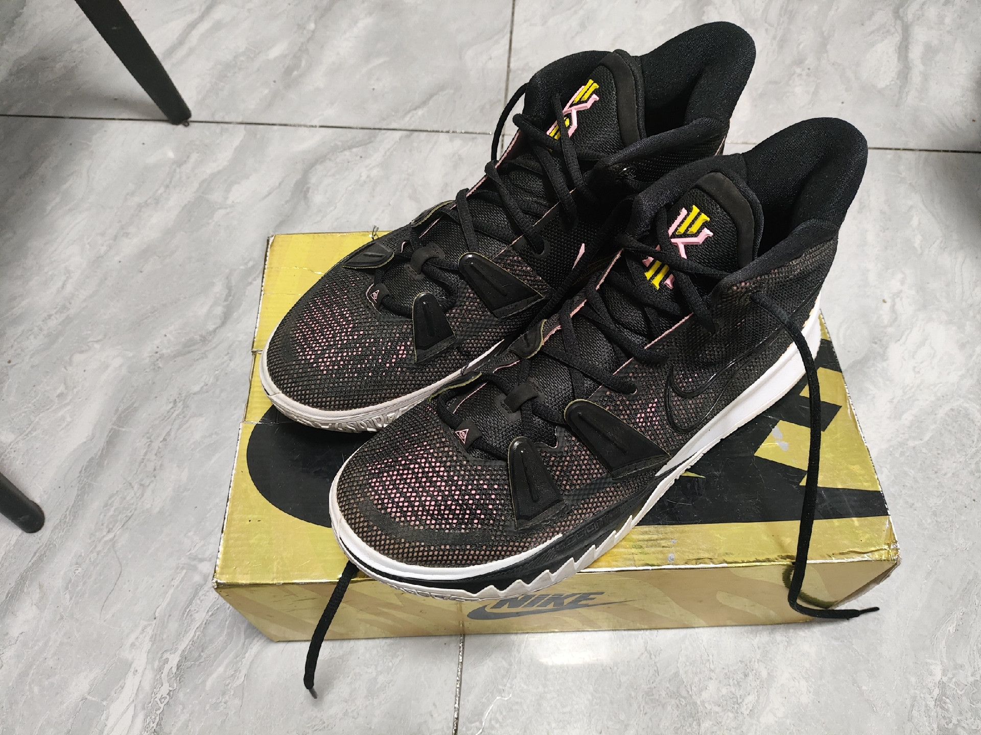 Nike Nike KYRIE Black Lowtop Sneakers 12 Men Size US 12 / EU 45 - 1 Thumbnail