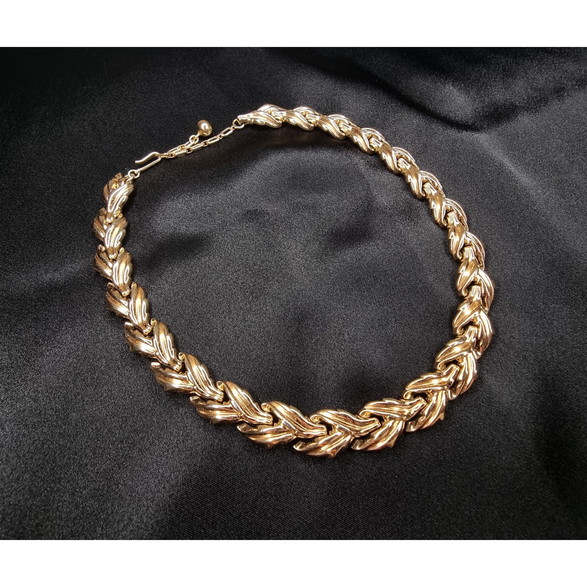 Vintage Vintage TRIFARI 1950s Gold-Tone Necklace With Textured Leaf Size ONE SIZE - 2 Thumbnail