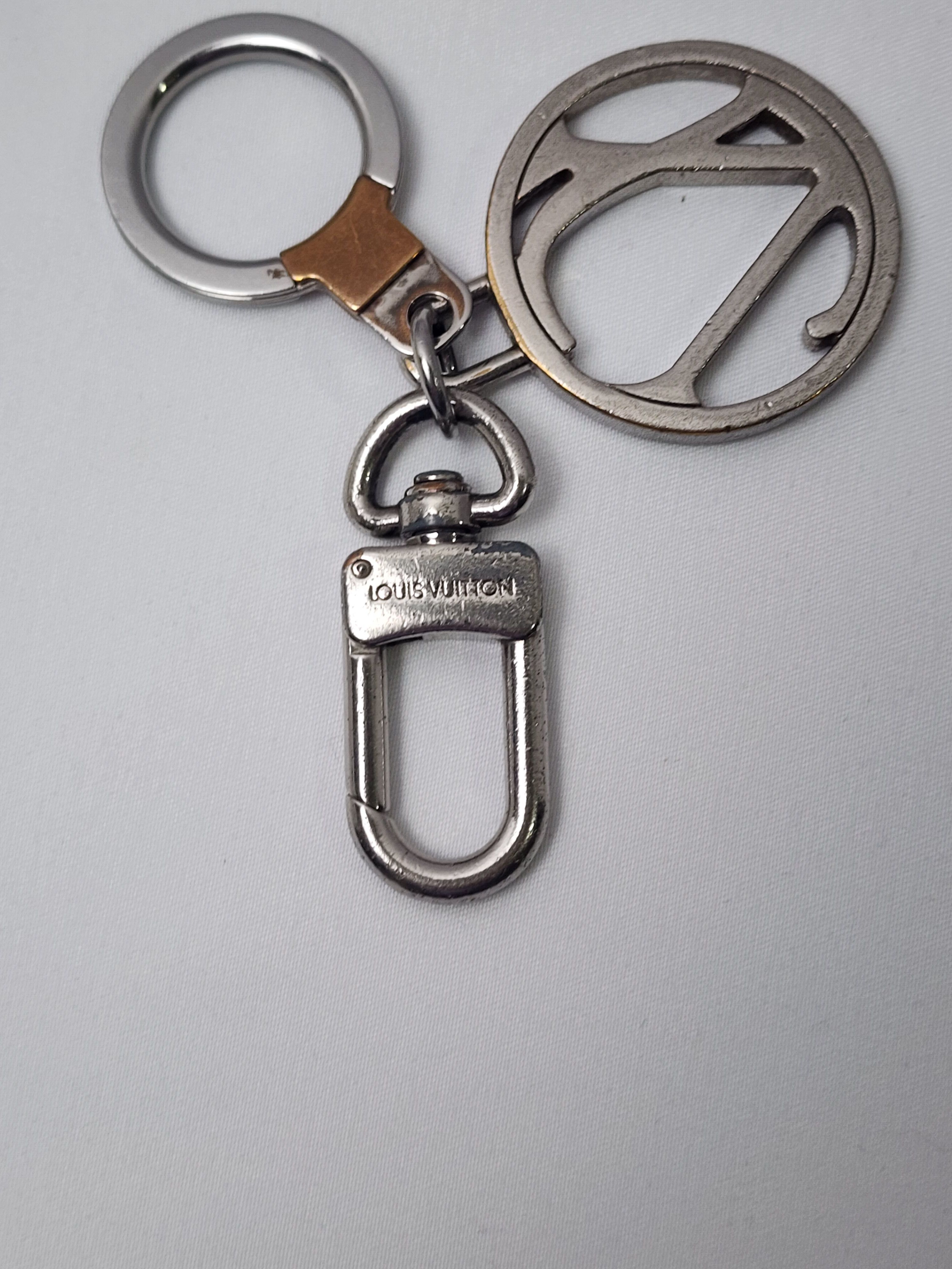 Louis Vuitton Auth Louis Vuitton Silver Taiga Porte Cles Neo Ring Keychain Size ONE SIZE - 8 Thumbnail