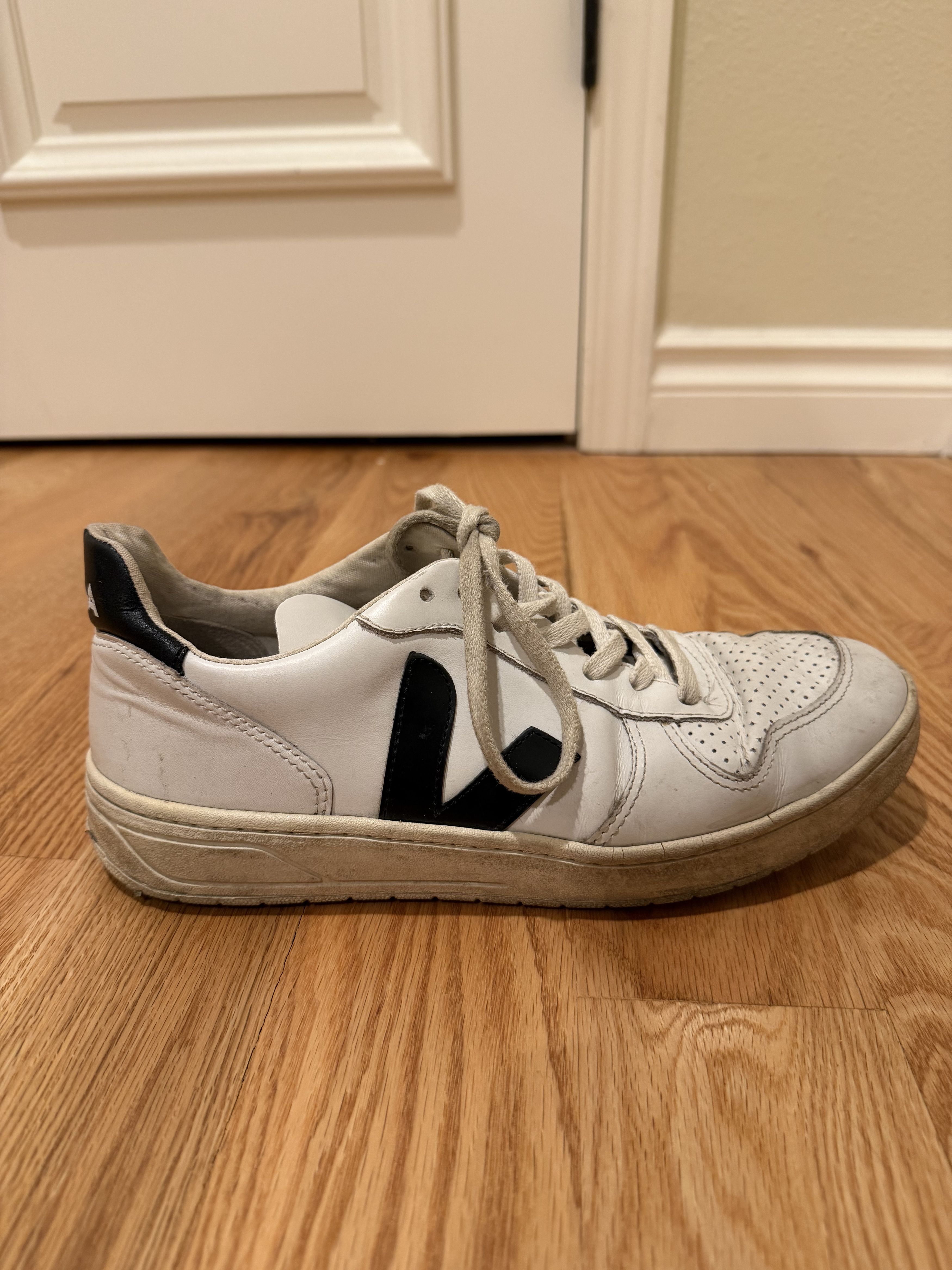 Veja Veja White Low Top Sneakers – Dark Blue Logo – Size 8 / 41 Size US 8 / EU 41 - 2 Thumbnail