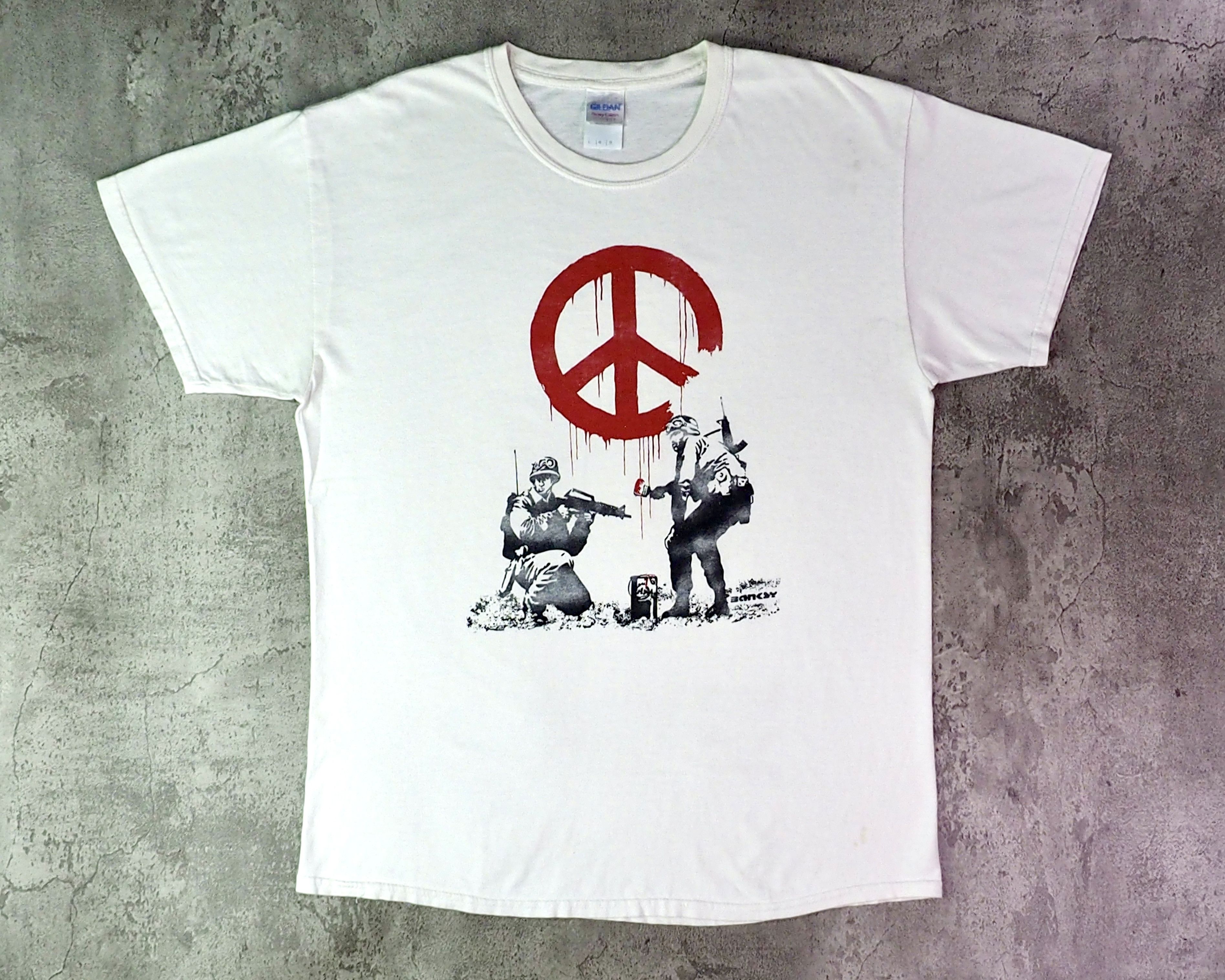 Vintage Vintage Early 2000s Banksy CND Soldiers Shirt Size L Size US L / EU 52-54 / 3 - 1 Thumbnail