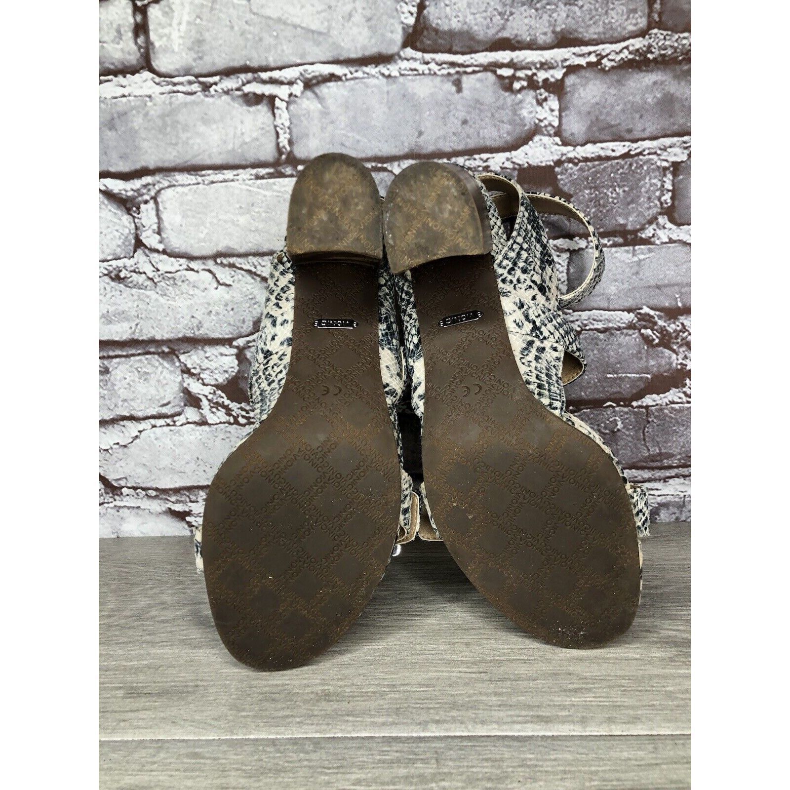 Other Vionic Carmel Grey Ivory Leather Snake Print Heel Sandals Wo Size US 9.5 / IT 39.5 - 9 Thumbnail