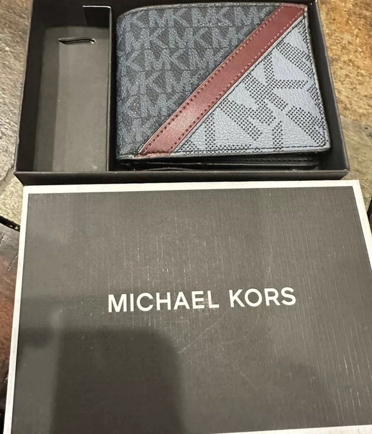 Michael Kors Brand New Michael Kors Wallet ! Originally $148 Size ONE SIZE - 1 Thumbnail