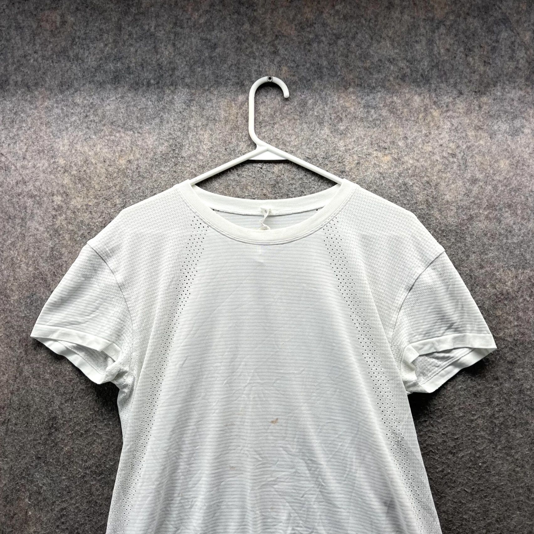 Lululemon Lululemon Shirt Women 10 White T-Shirt Polyester Crewneck Short Sleeve Casual Tee Modern Basic Mens Womens Girls Boys Size L / US 10 / IT 46 - 2 Thumbnail