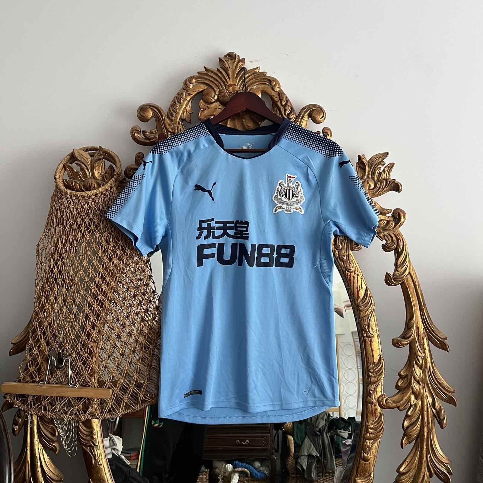Puma Mens Soccer Jersey Puma NewCastle 125 years Sz S Size US S / EU 44-46 / 1 - 1 Thumbnail