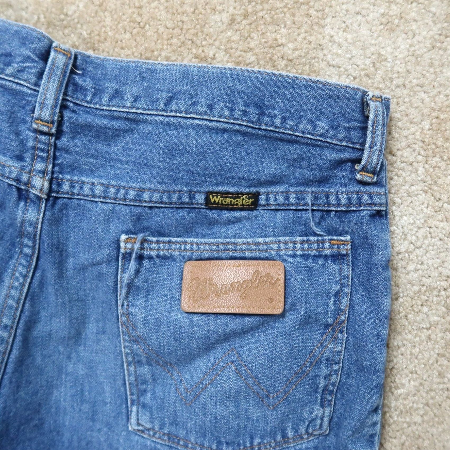 Wrangler VINTAGE Wrangler Bermuda Shorts Men's 33 Blue Denim Distressed 5-Pocket Relaxed Mid Rise Jean Shorts Size US 33 - 4 Thumbnail