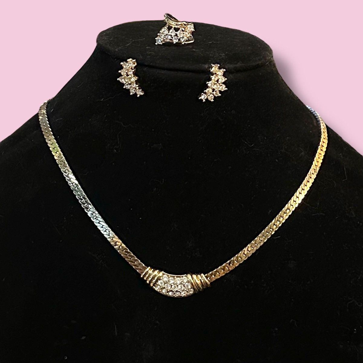Other × Vintage Vintage Avon gold rhinestone necklace, earrings and ring set Size ONE SIZE - 1 Thumbnail