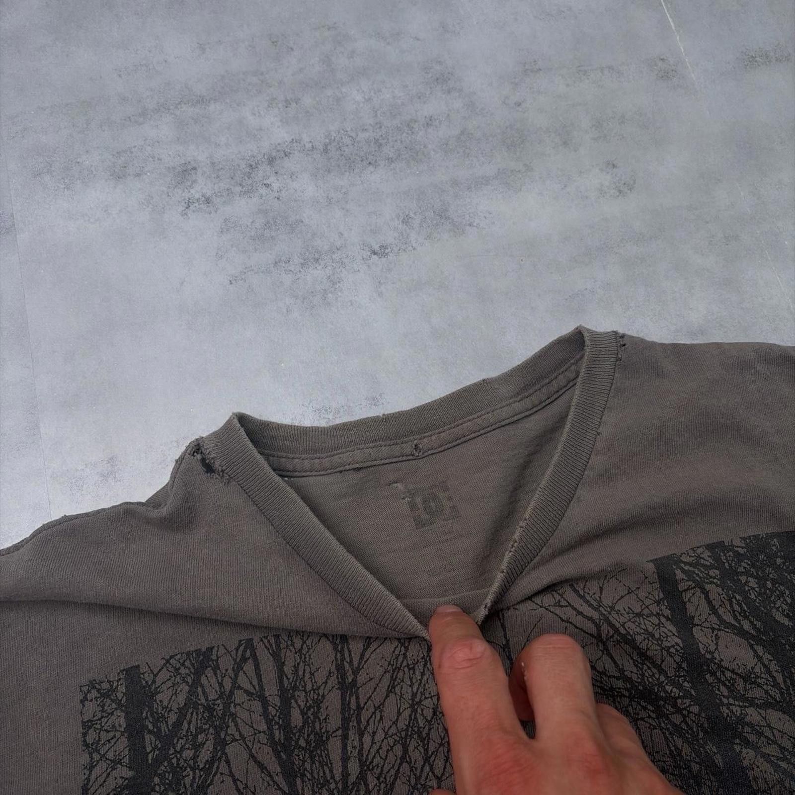 Other Y2K Grey DC Shoes Grunge Distressed Gothic Skater T-Shirt Size US L / EU 52-54 / 3 - 6 Thumbnail