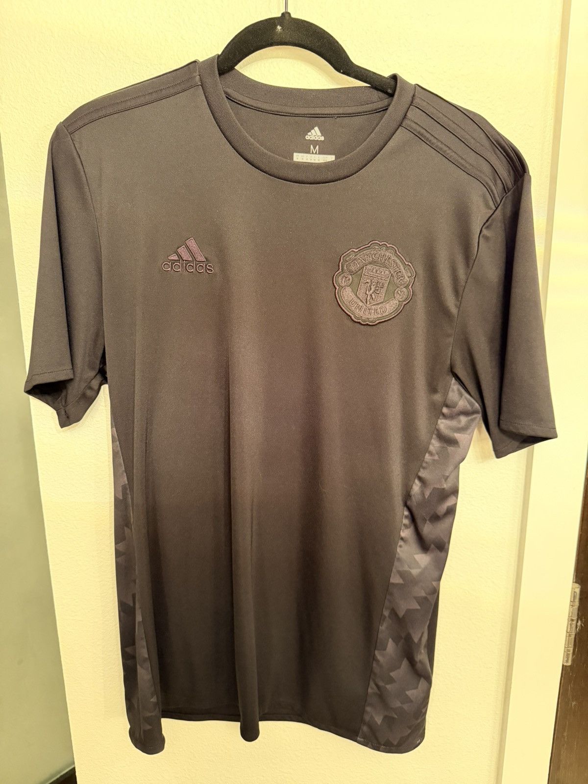 Adidas Man Utd All black jersey Size US M / EU 48-50 / 2 - 1 Thumbnail