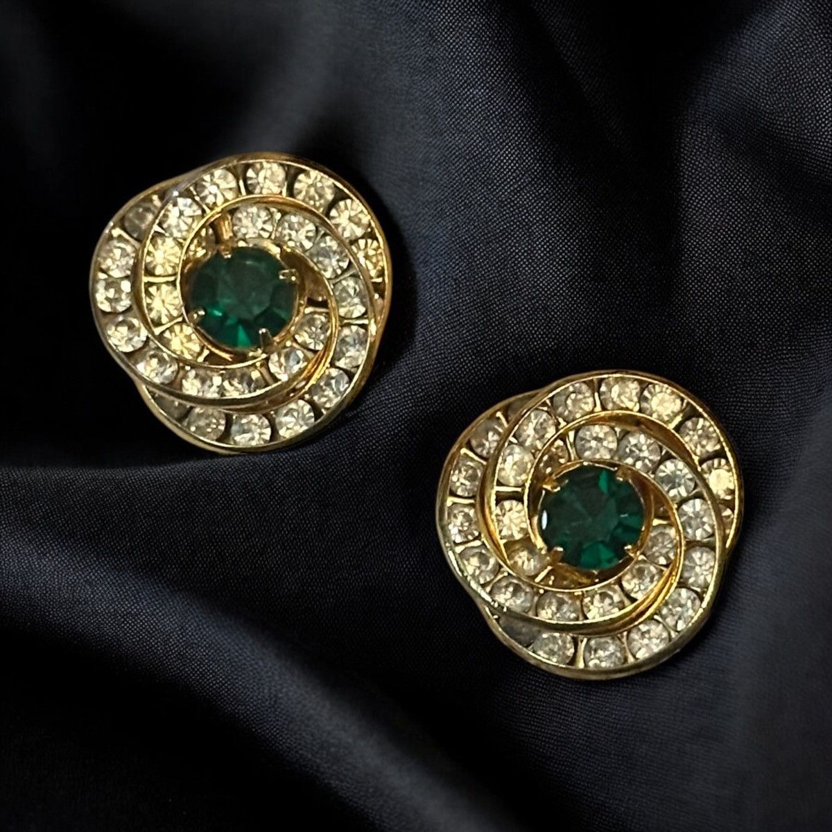 Other Gold tone swirly emerald and rhinestones post earrings Size ONE SIZE - 1 Thumbnail
