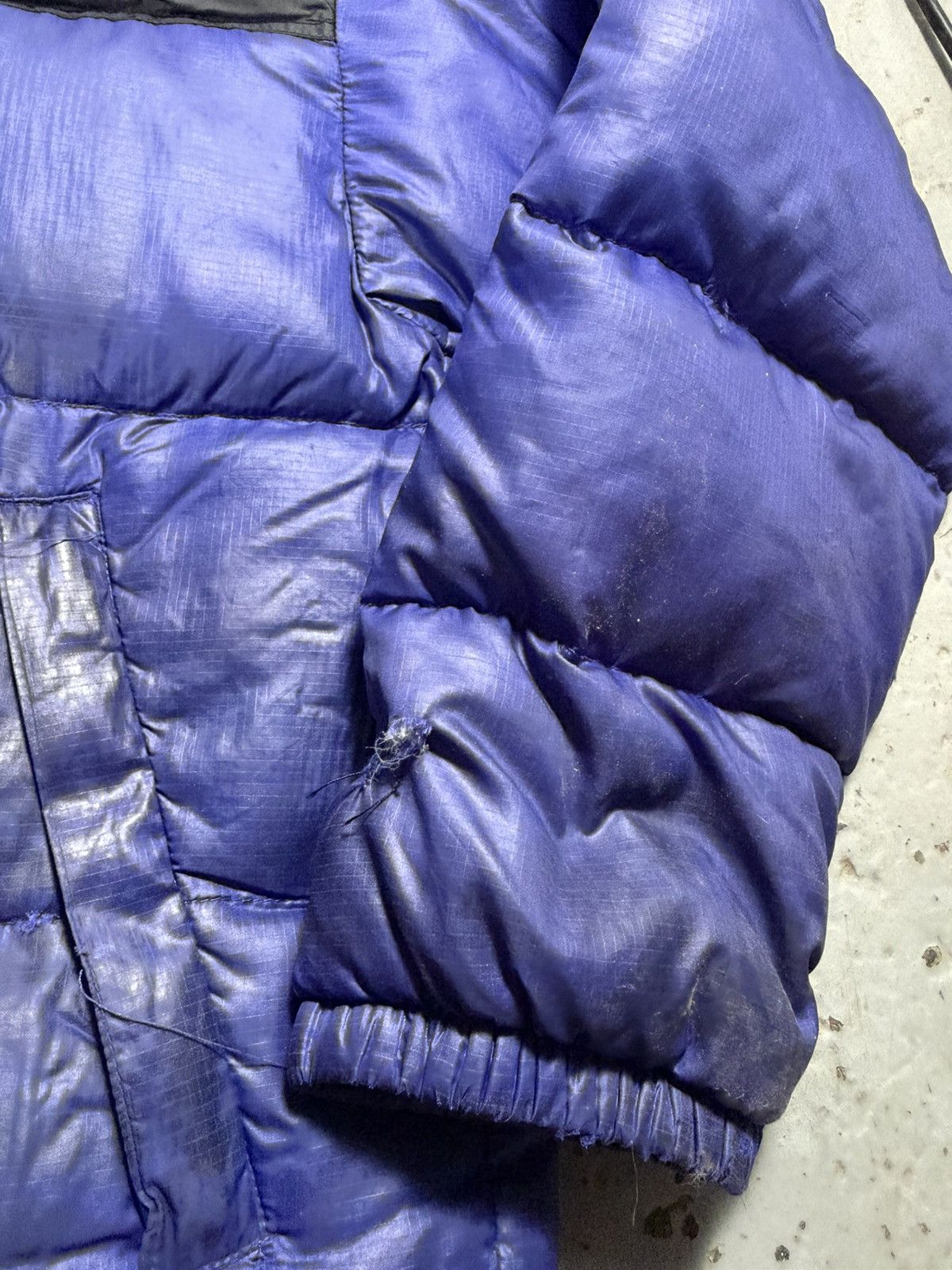 The North Face Distressed North Face Puffer Jacket Size US L / EU 52-54 / 3 - 8 Thumbnail