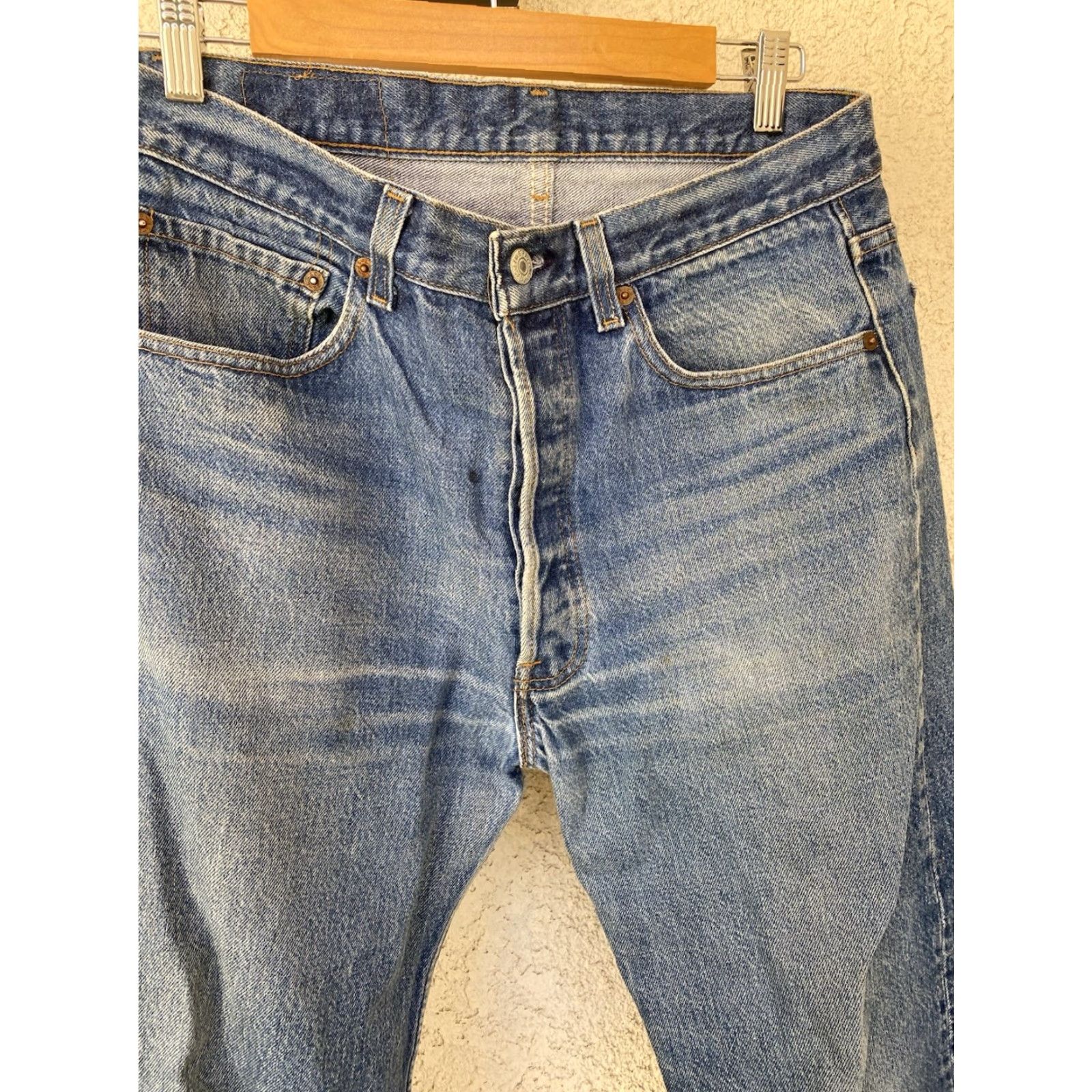 Levi's VINTAGE Levi’s 501 Jeans Button Fly Worn Fade Size 34 34 Measure W 32.5 in L L 31 Men Straight Regular Blue Denim 1980s USA Size US 34 / EU 50 - 4 Thumbnail