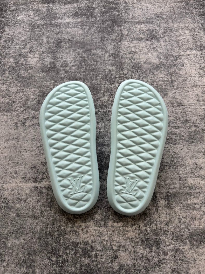 Louis Vuitton Louis Vuitton Baby Blue Embossed Slipper Size US 8 / EU 41 - 8 Thumbnail