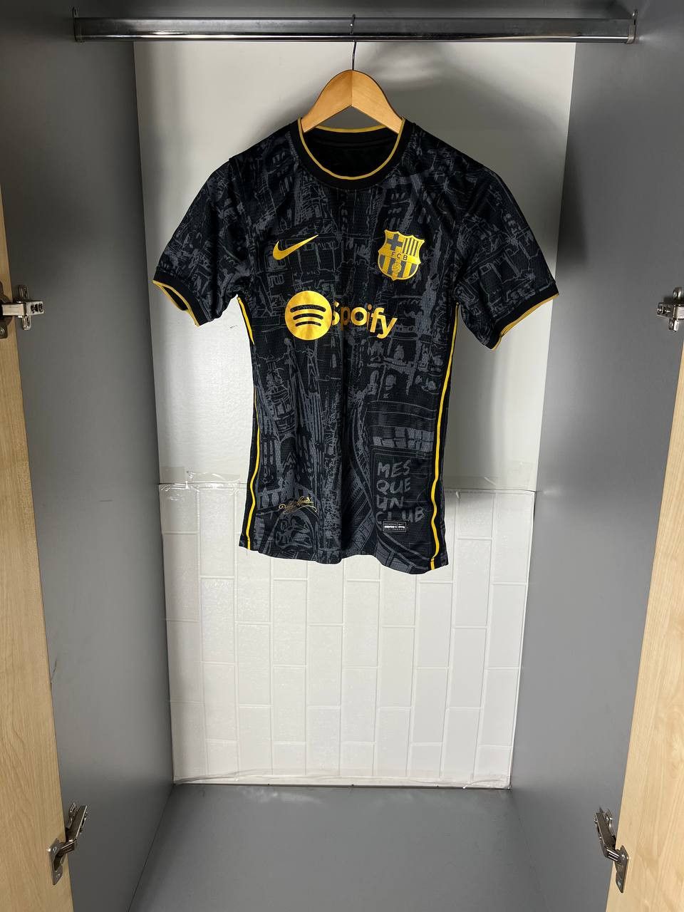 Vintage VERY RARE NIKE FC BARCELONA SPAIN SOCCER JERSEY BLOKE Y2K Size US S / EU 44-46 / 1 - 1 Thumbnail