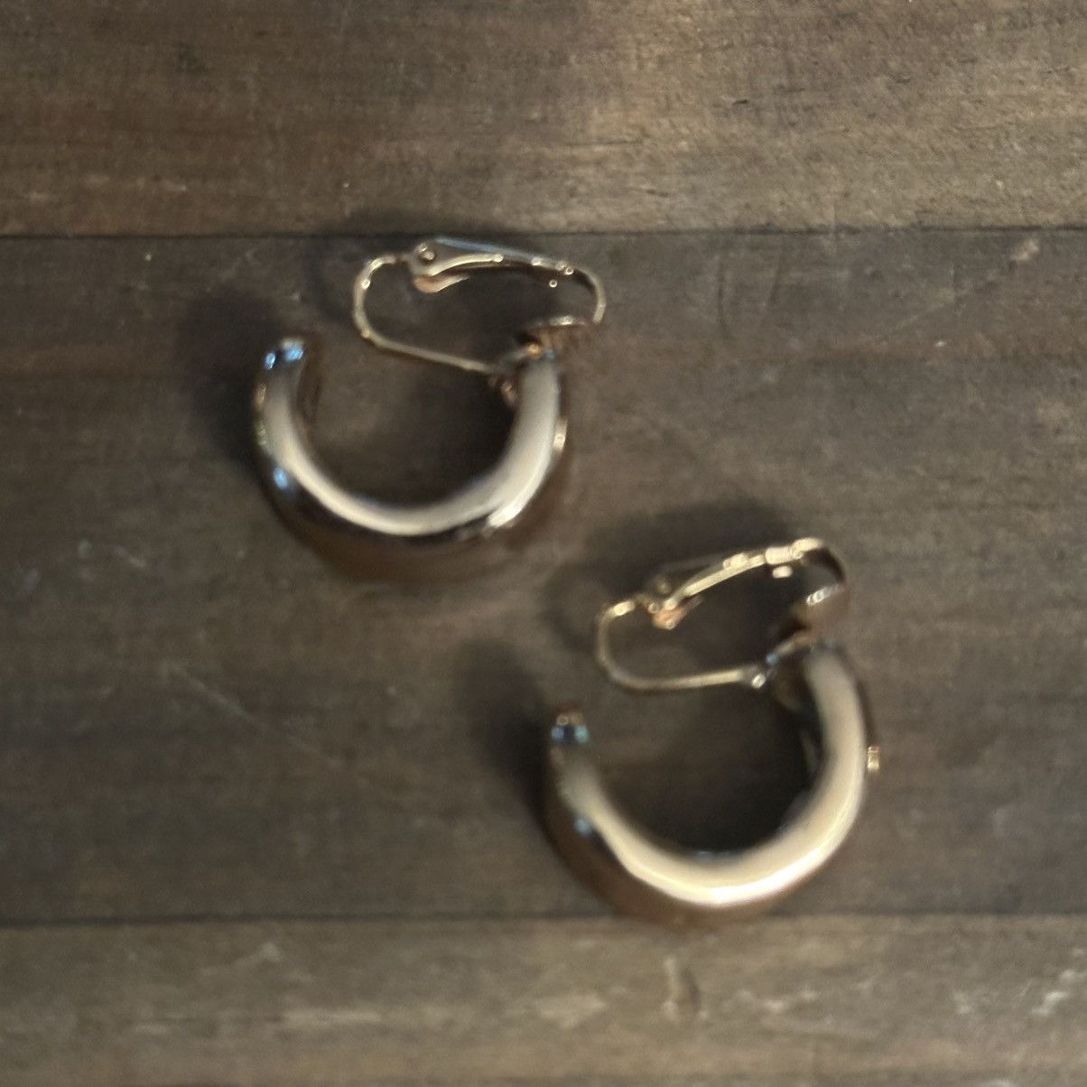 Vintage Vintage gold tone clip on curved hoop earrings Size ONE SIZE - 6 Thumbnail