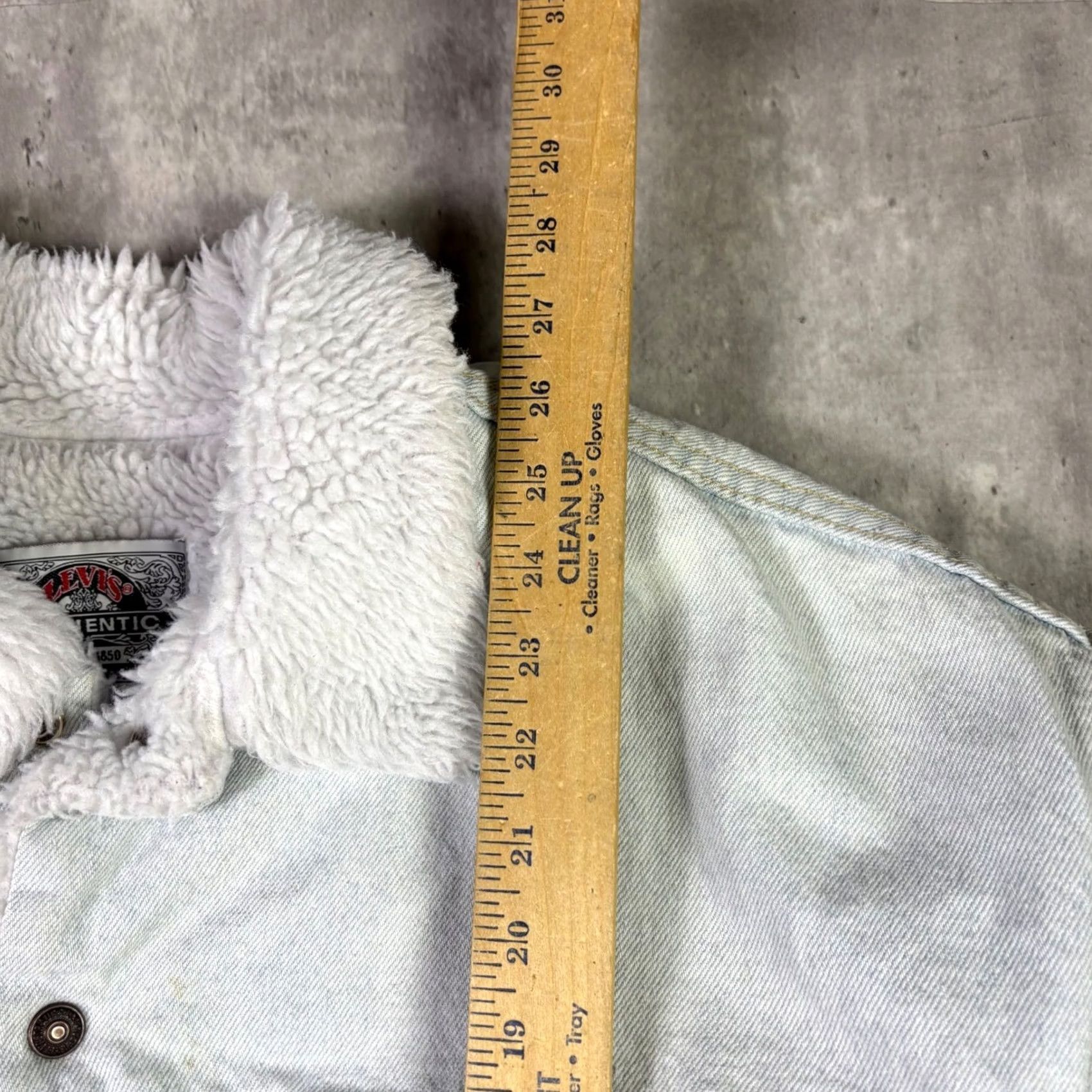Levi's VINTAGE Levi's Trucker Jacket Denim Light Wash Mens XL with Faux Fur Lining, Button, Pockets, Cotton Outer Shell, Regular Fit, Casual Western Outdoor Size US XL / EU 56 / 4 - 4 Thumbnail