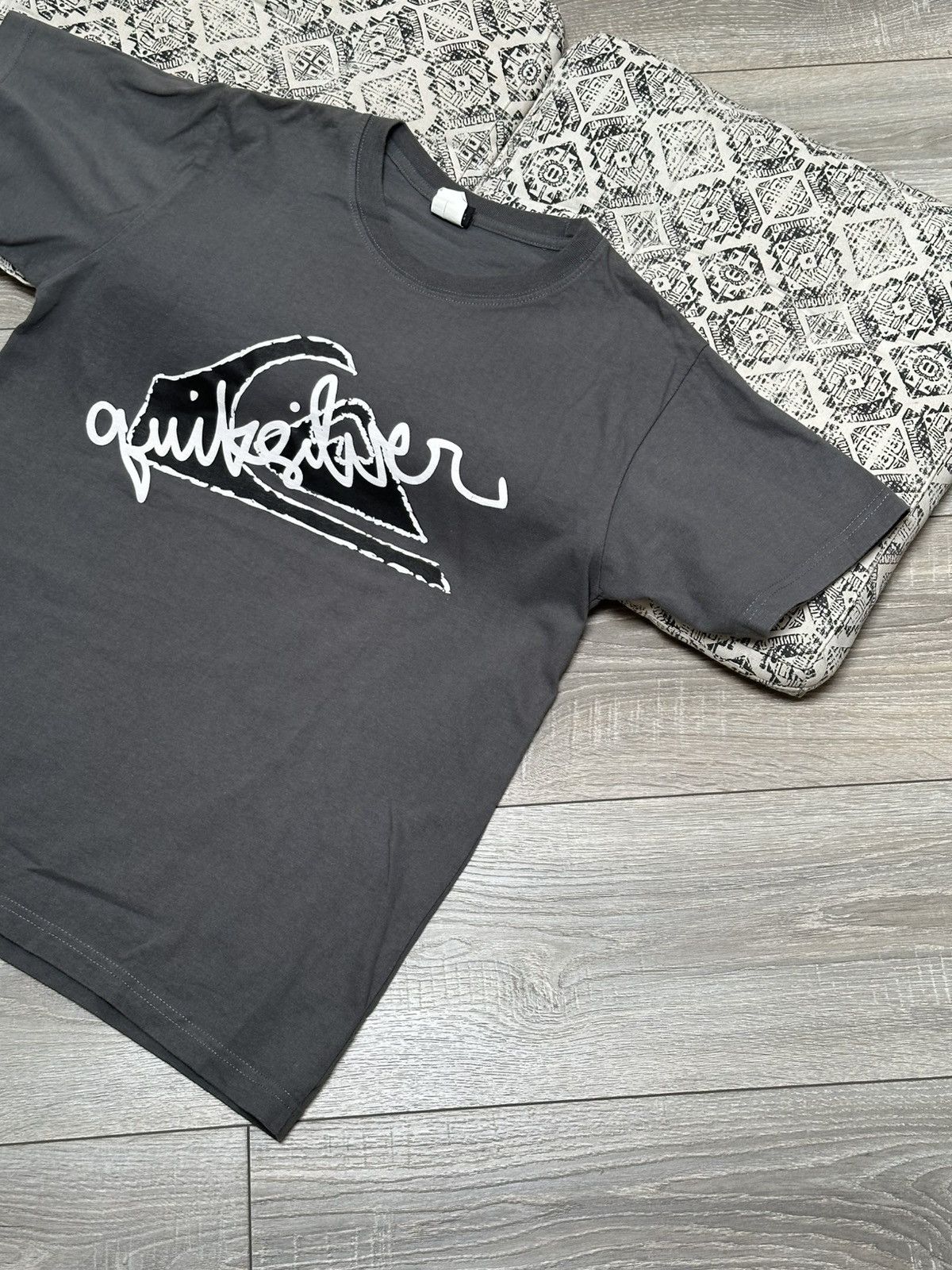 Quiksilver Vintage Quiksilver Big Logo 90s Surf Style Tee Shirt Size US M / EU 48-50 / 2 - 2 Thumbnail
