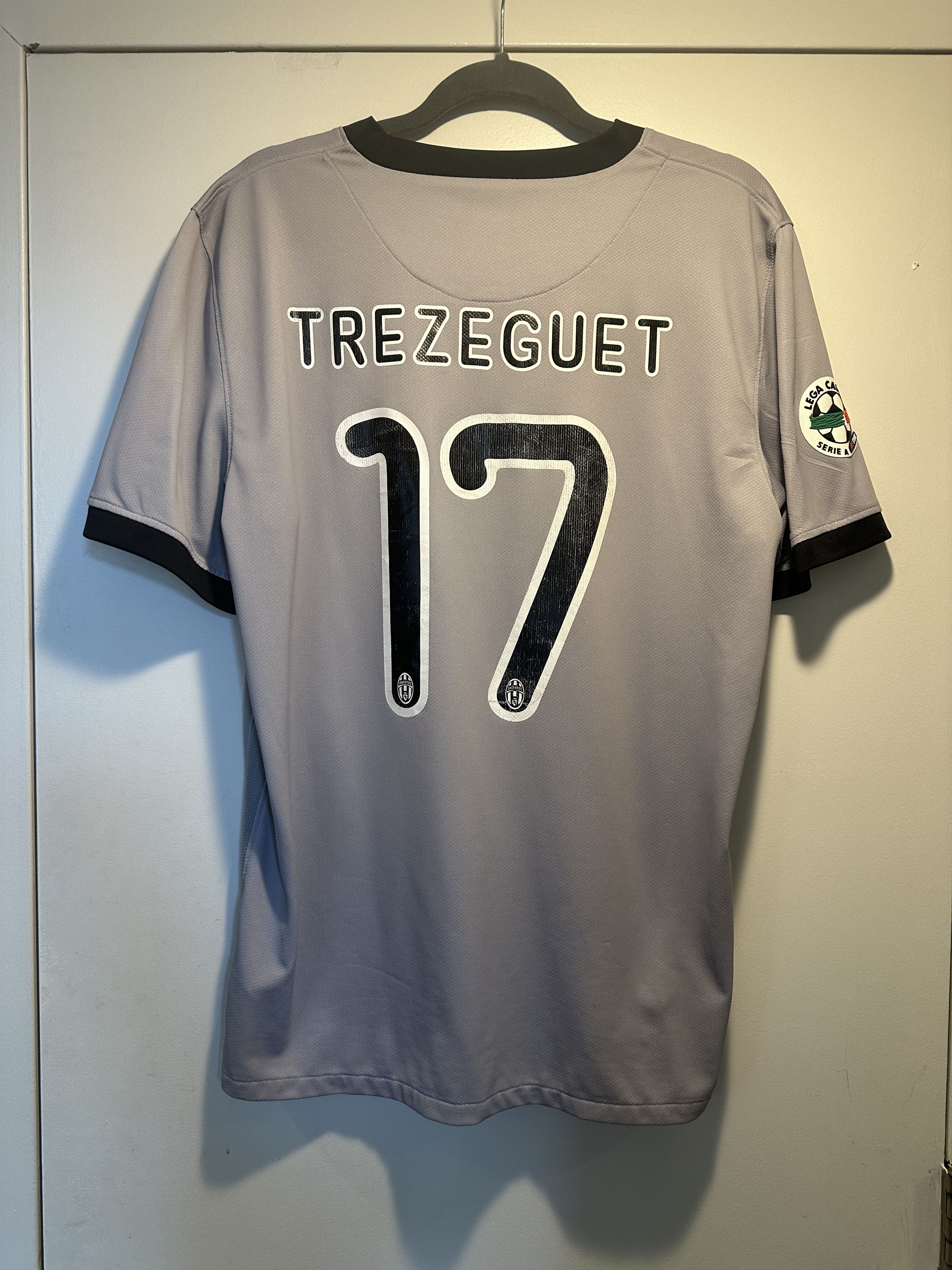 Nike Trezeguet #17 Juventus 2009/10 Away Large w/ Patches Size US L / EU 52-54 / 3 - 1 Thumbnail