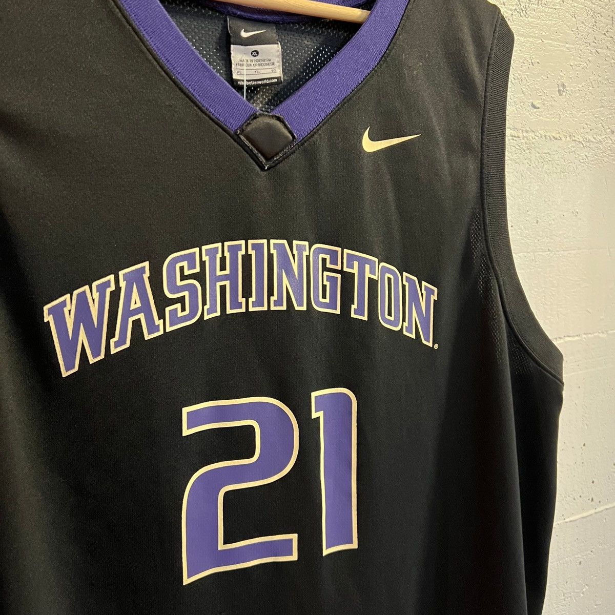 NCAA × Nike × Vintage Y2K Nike Washington Huskies Basketball Jersey Size US XL / EU 56 / 4 - 3 Thumbnail