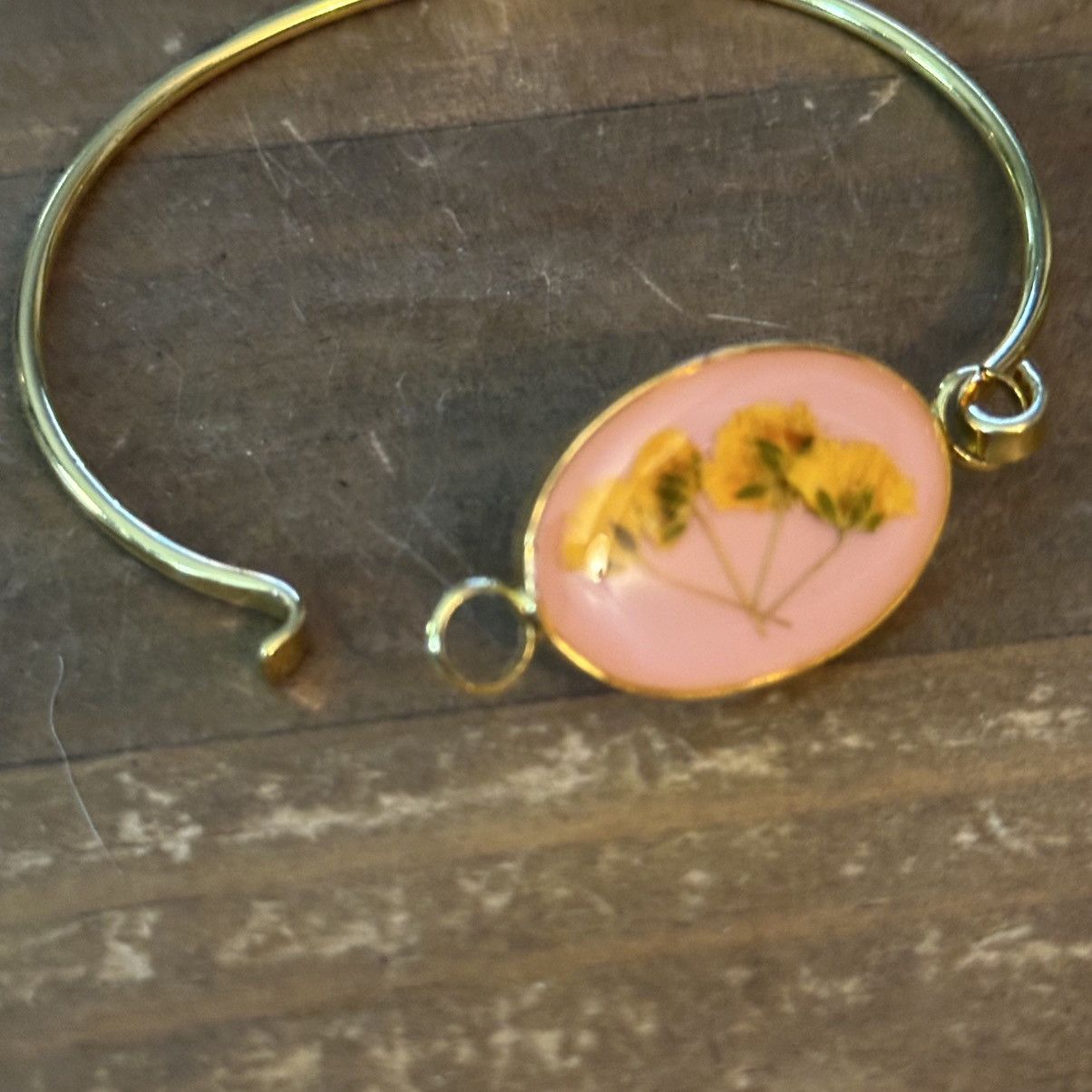 Other Gold tone dried flowers resin hook bangle bracelet Size ONE SIZE - 4 Thumbnail