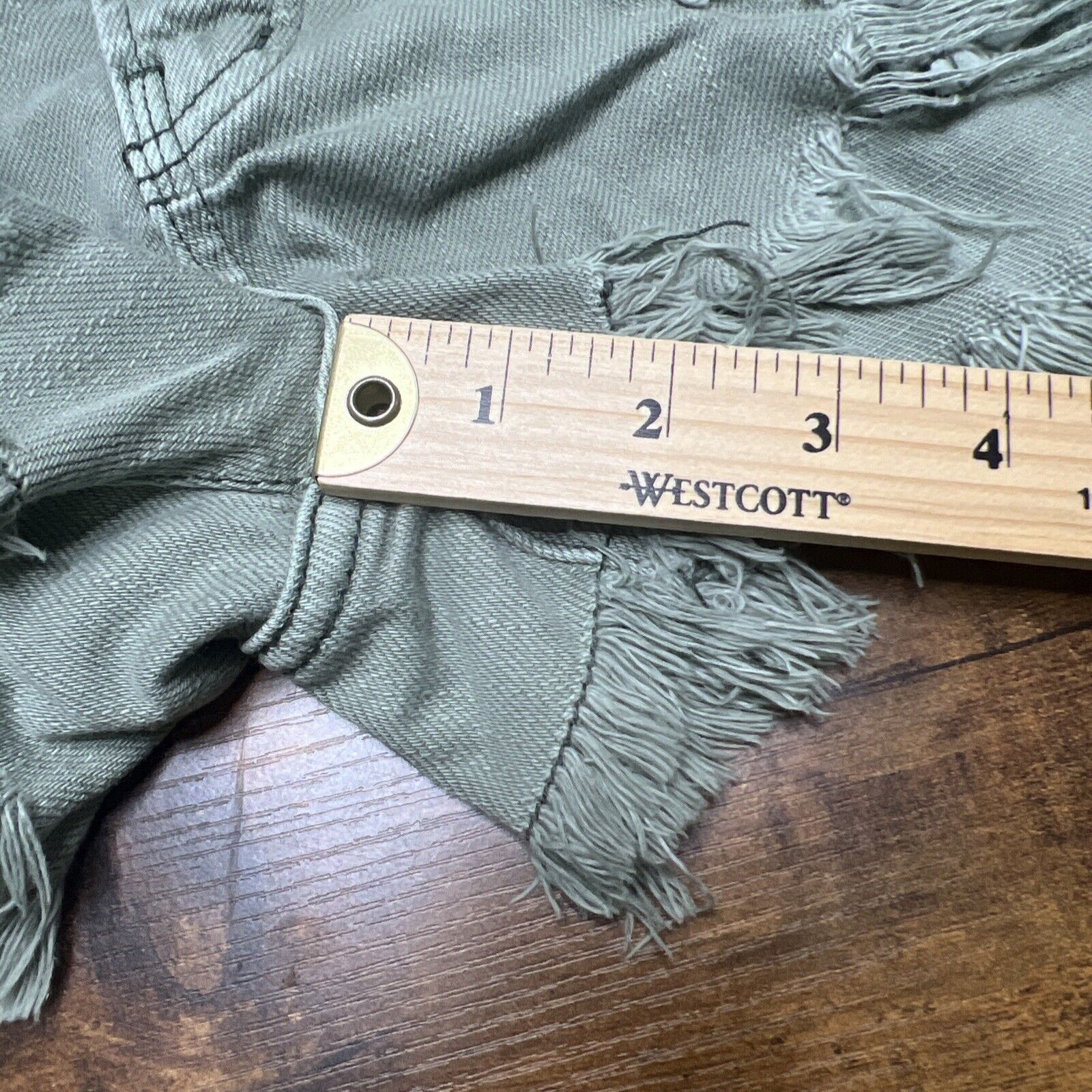 Free People Free People Shorts Size 27 Olive Green Raw Hem Button Fly Size 27" / US 4 / IT 40 - 4 Thumbnail