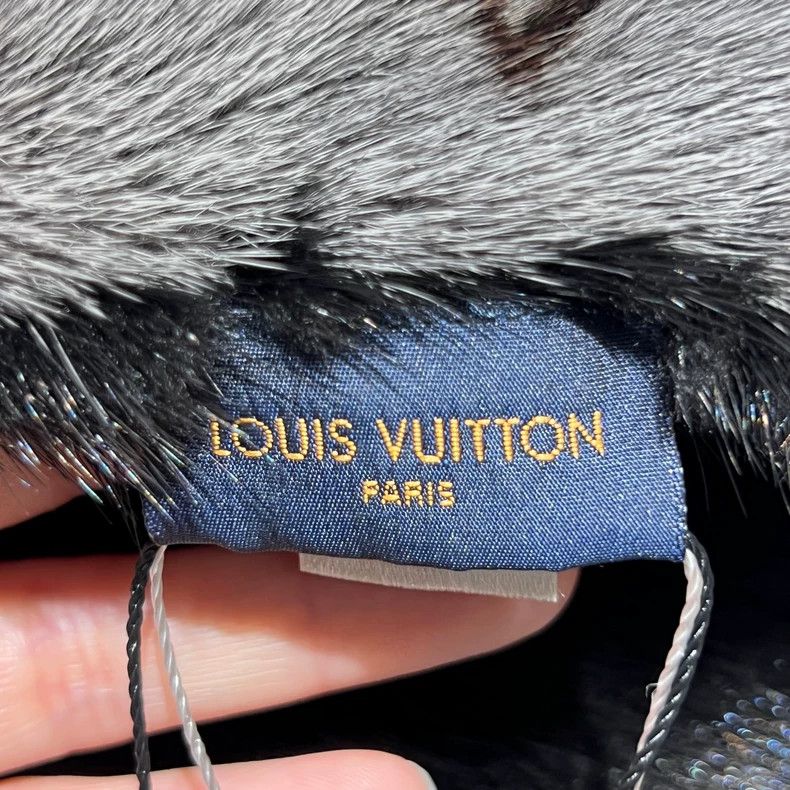 Louis Vuitton Louis Vuitton Grey and black aged mink reversible scarf Size ONE SIZE - 3 Thumbnail