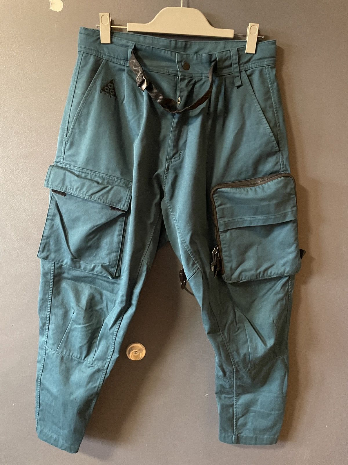 Nike ACG Nike ACG Men’s/Unisex Woven Cargo Pants, black Size US 30 / EU 46 - 2 Thumbnail