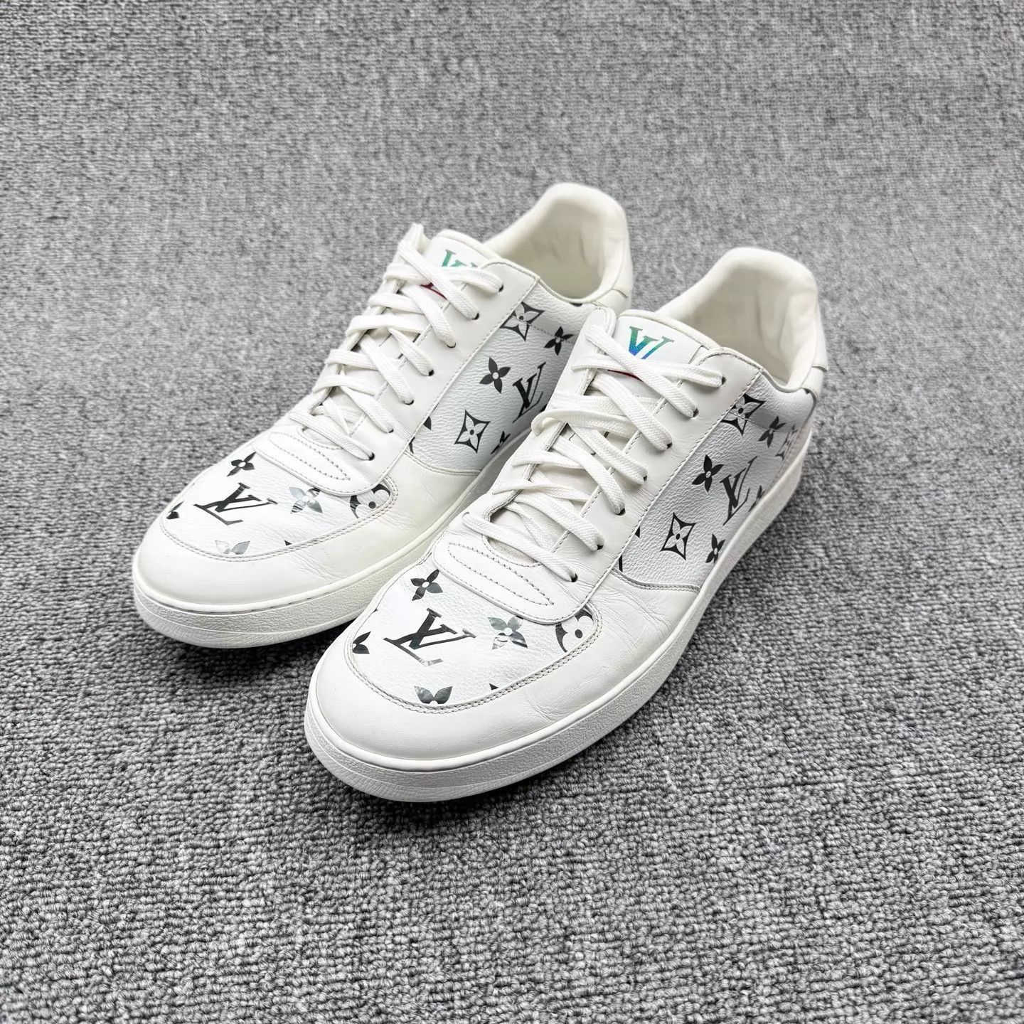 Louis Vuitton White Low-Top Sneakers with Pattern Size US 11 / EU 44 - 1 Thumbnail