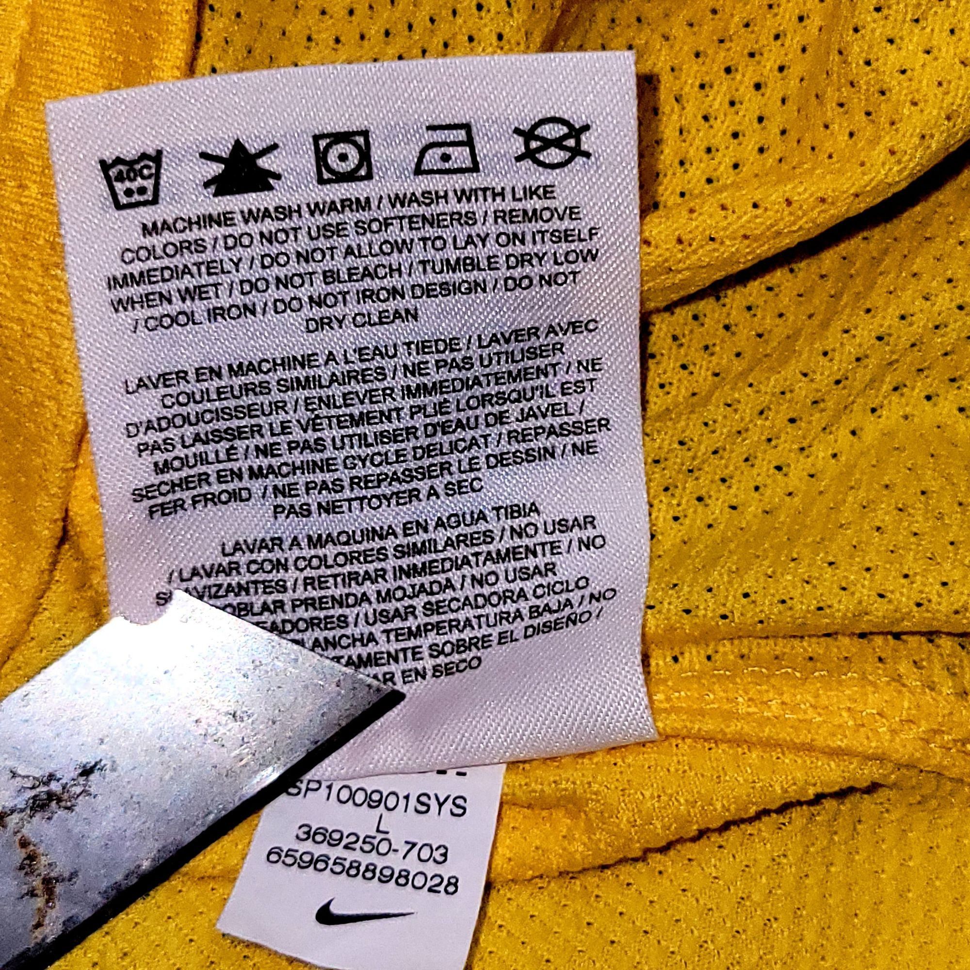 Nike Kaka Brazil WORLD CUP 2010 Soccer Jersey Shirt L Size US L / EU 52-54 / 3 - 7 Thumbnail