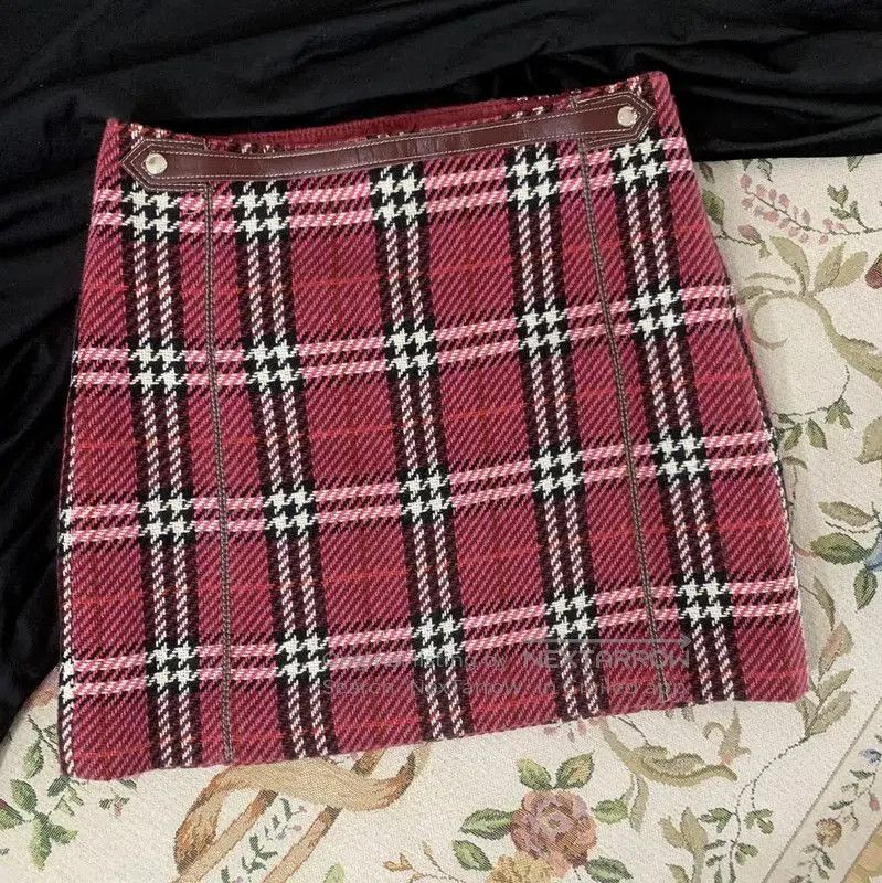 Burberry Burberry Short Plaid Cotton Skirt in Burgundy. Size 23" - 1 Thumbnail