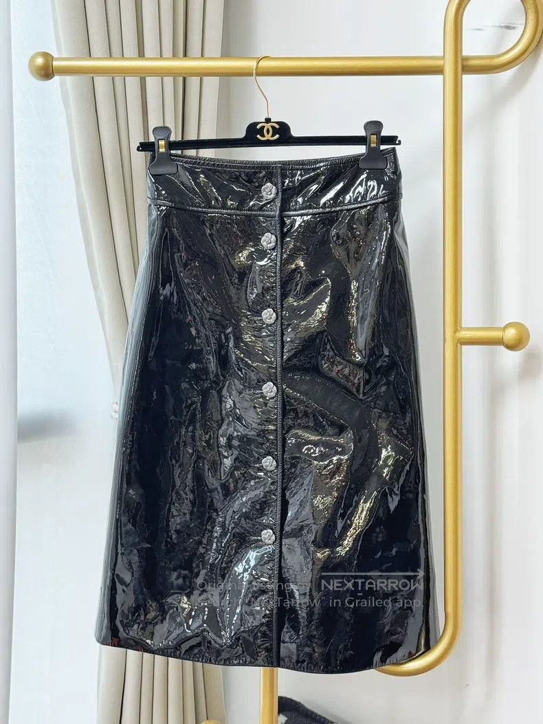 Chanel Chanel 23K black patent leather camelia button half-length Size 42" / US 20 - 1 Thumbnail