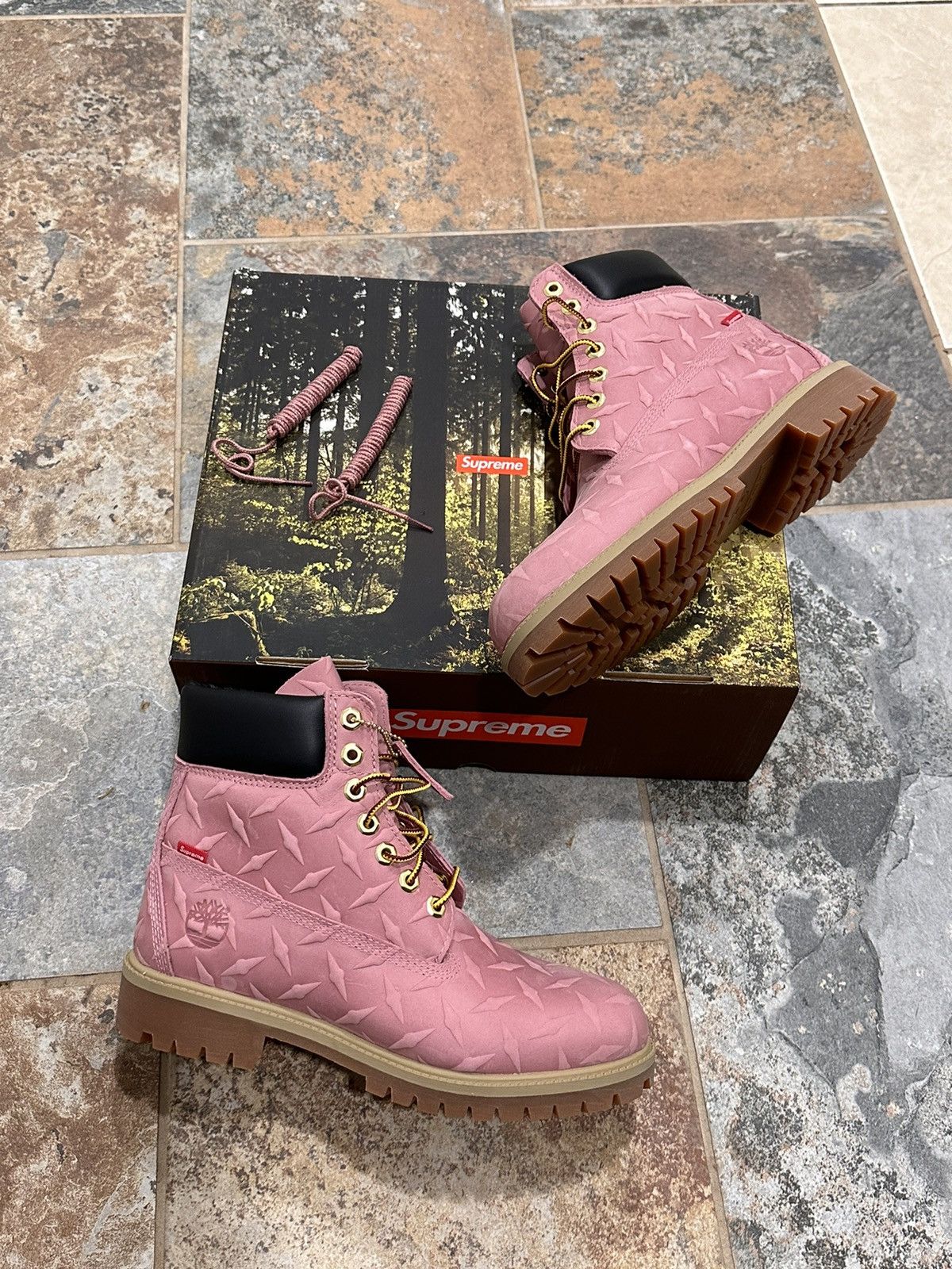 Supreme Timberland コラボ ワークブーツ ピンク Supreme Stomps into a Collaboration with Timberland – PAUSE