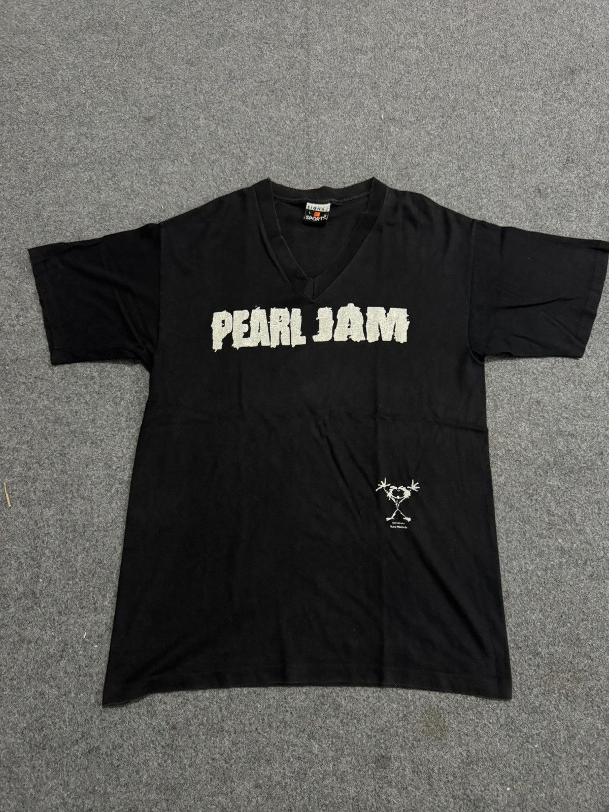 Band Tees Vintage 90’s band tees Pearl jam v neck single stitch Size US L / EU 52-54 / 3 - 1 Thumbnail