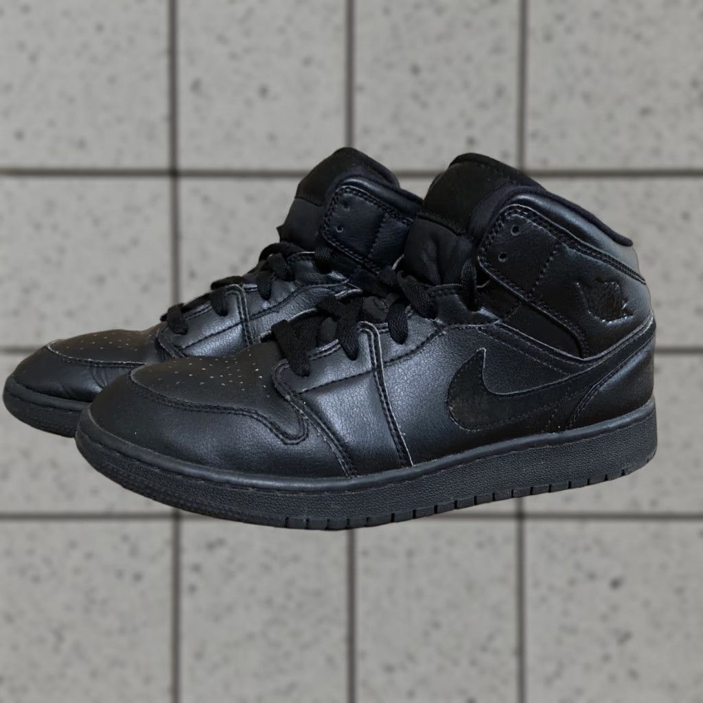 Jordan Brand Jordan 1 Mid GS Deep Black 554725-090 Size 7Y Size US 7 / EU 40 - 1 Thumbnail