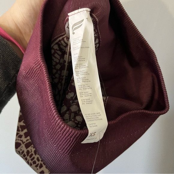 Fabletics Fabletics high waisted seamless lace Capri Size xs NWT Size 25" / US 0 / IT 36 - 5 Thumbnail
