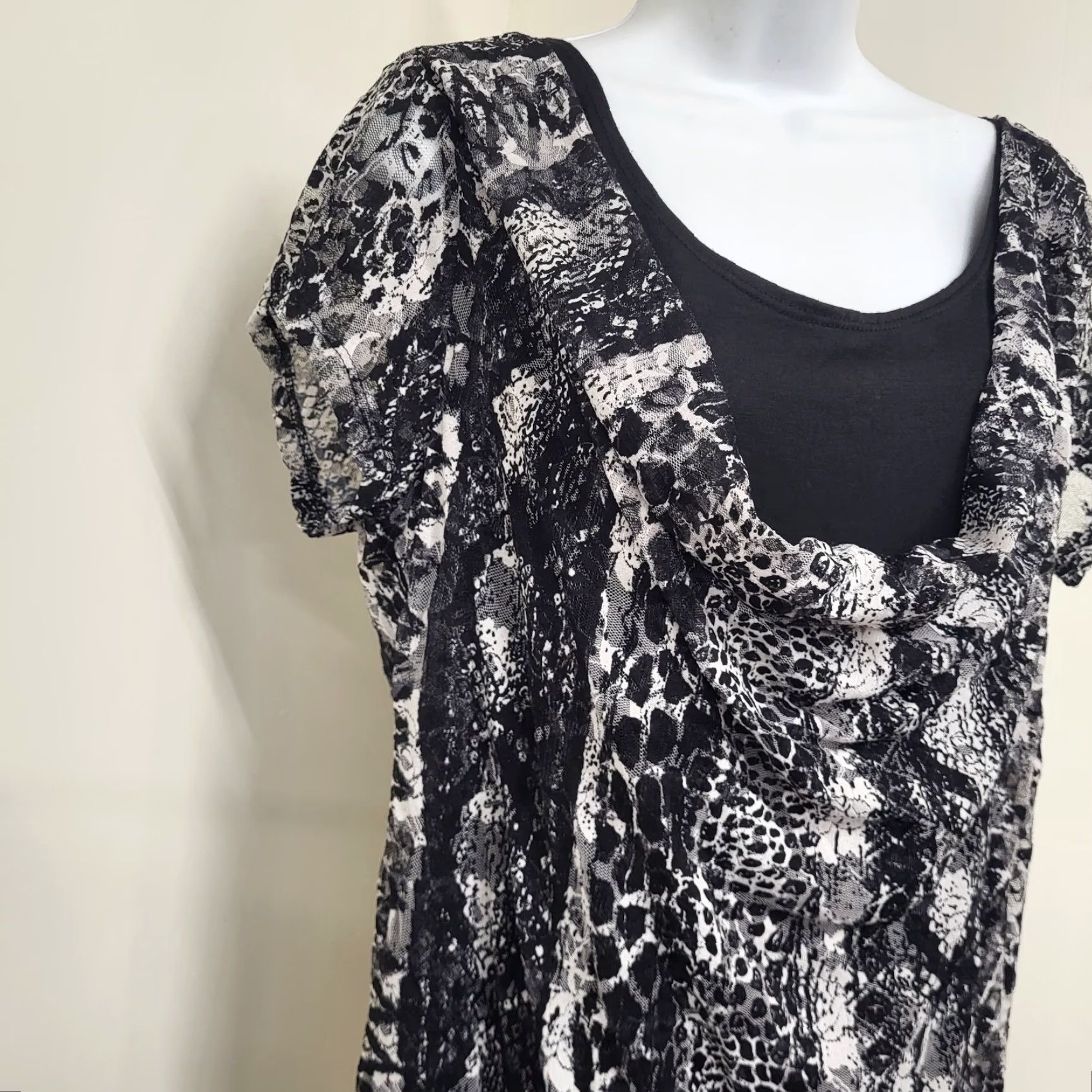 Vintage ACW American City Wear Blouse Women's 2X Black/White Draped Neck Animal Print Knit Short Sleeve Lined Plus Size 2XL Womens Size XXL / US 16-18 / IT 52-54 - 3 Thumbnail