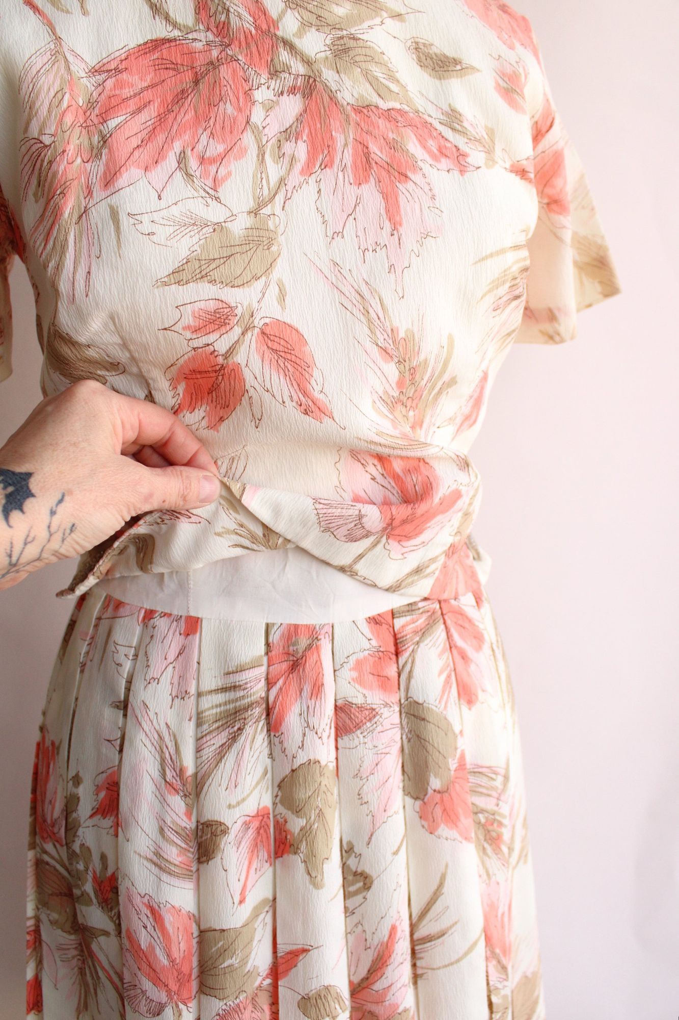 Vintage Vintage 1960s Dress, Floral Print With Lucite Buttons, Full Size M / US 6-8 / IT 42-44 - 4 Thumbnail