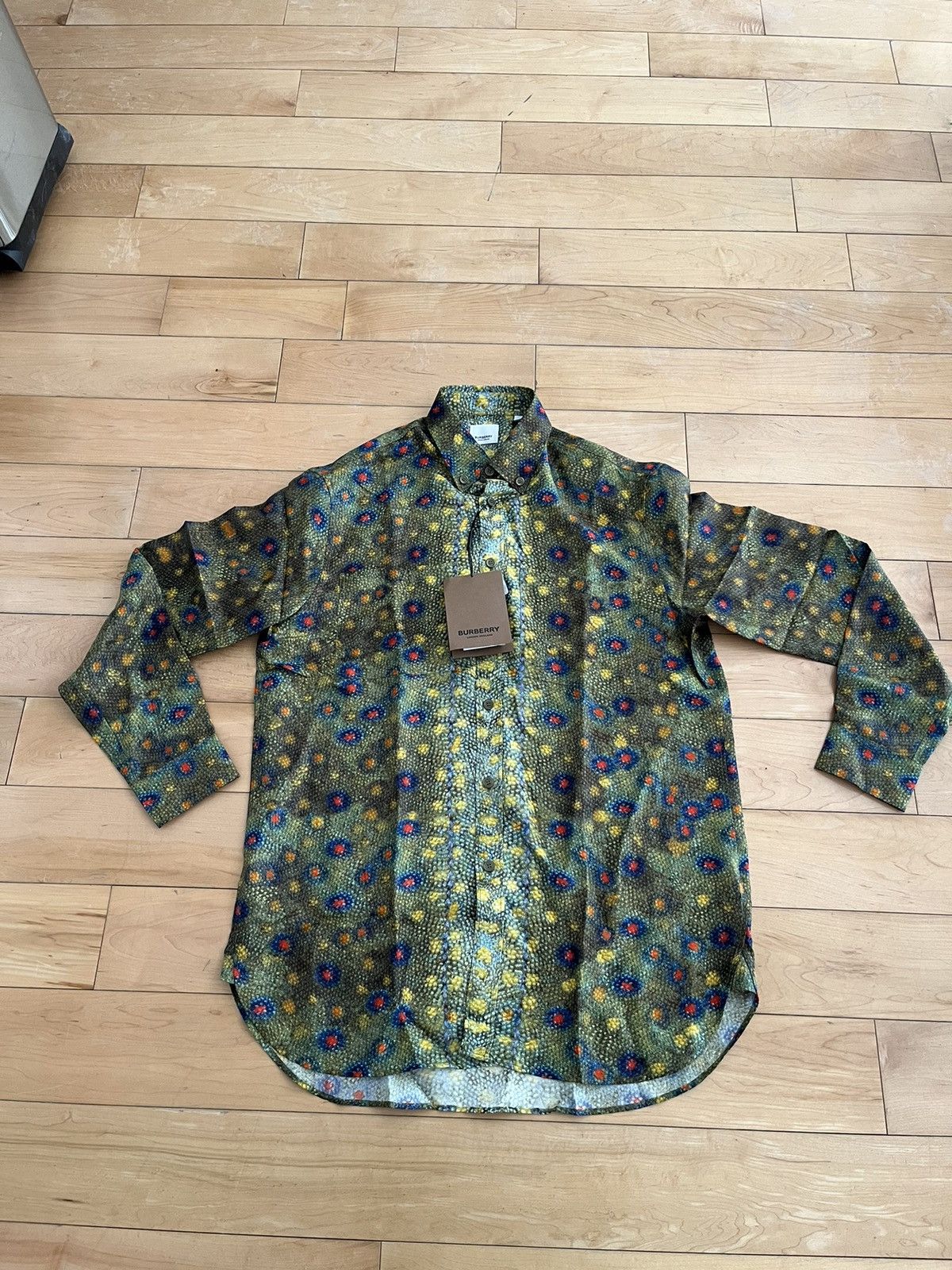 image of NWT - Fw20 Burberry Fishscale Mulberry Silk Shirt in Green, Men's (Size Small)