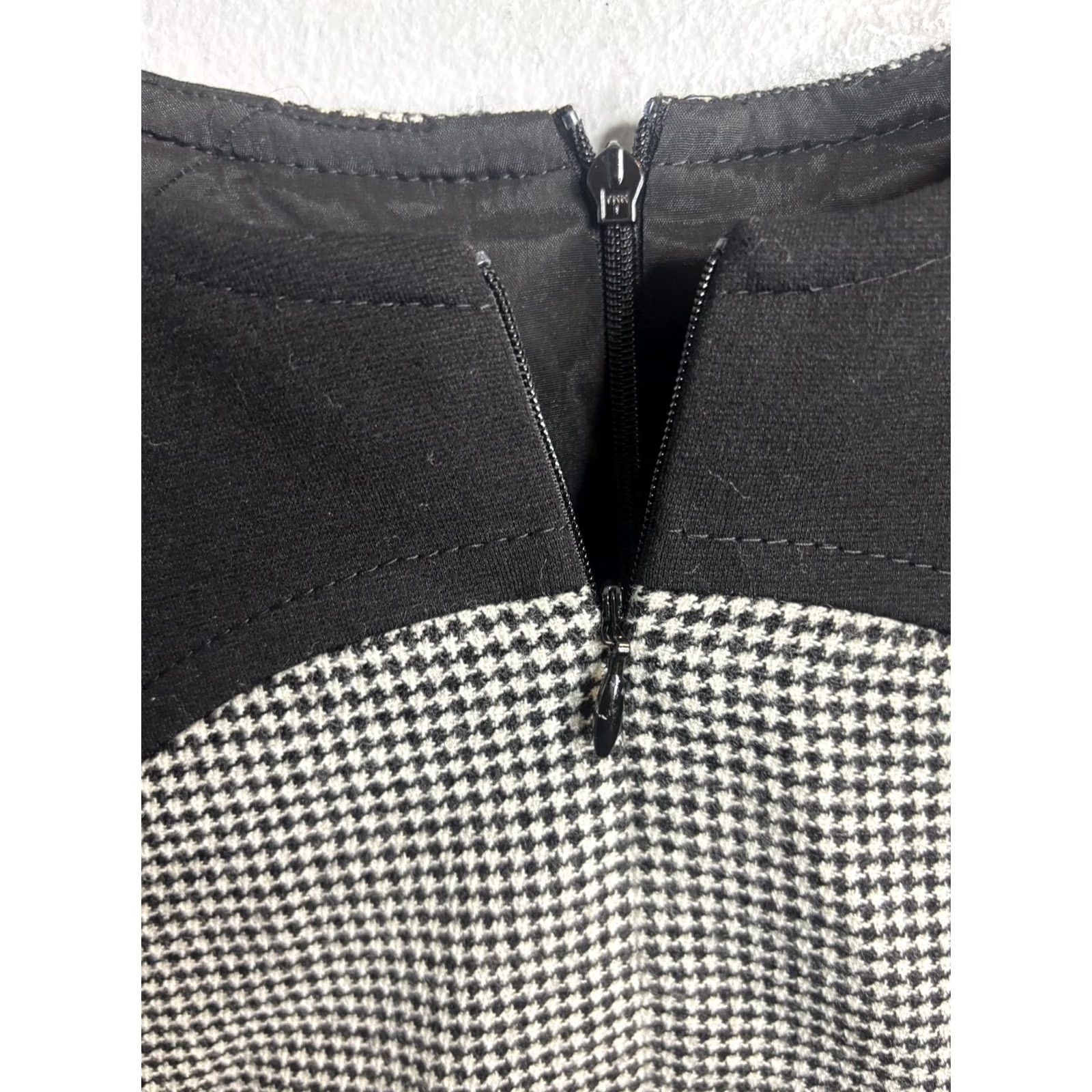 Vintage Akris Punto Dress Womens Size 10 Black Houndstooth Sheath Ruffle Hem 3/4 Sleeve Size L / US 10 / IT 46 - 3 Thumbnail
