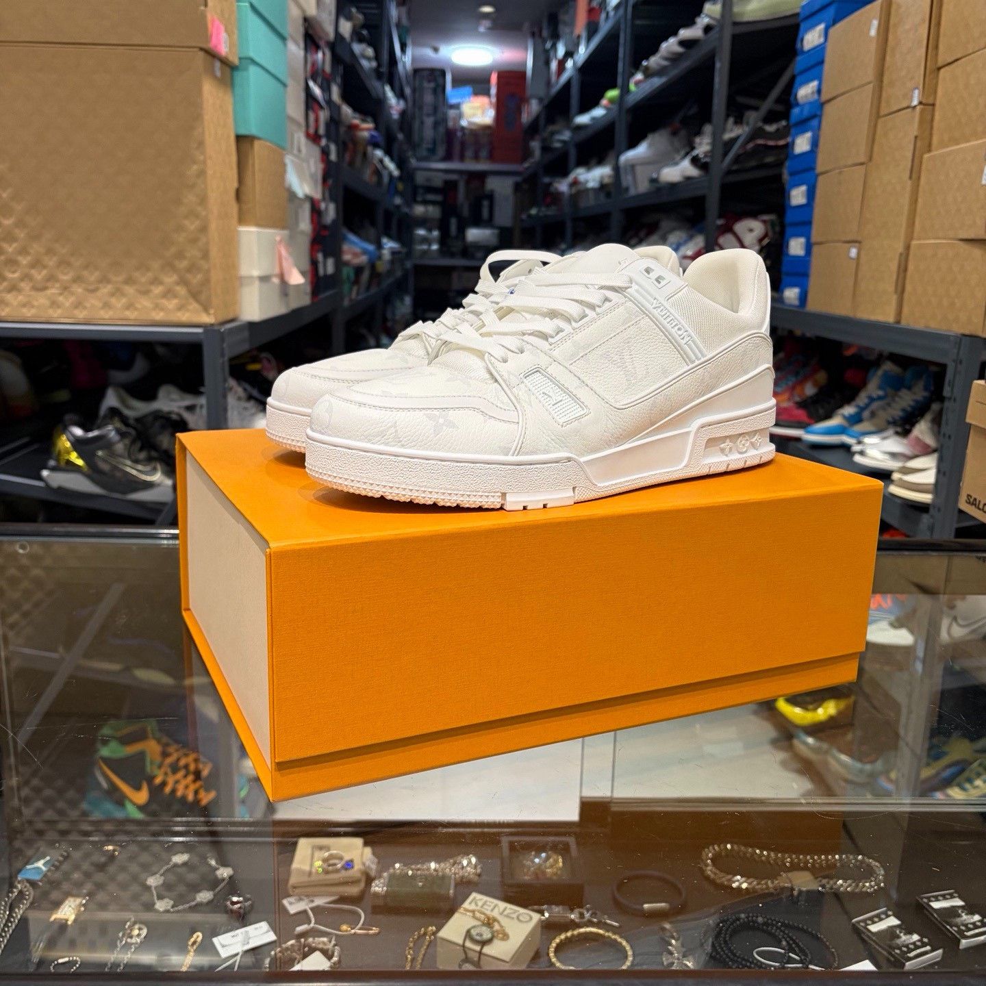 Louis Vuitton Louis Vuitton White Lowtop Sneakers 10 Men Size US 10 / EU 43 - 1 Thumbnail
