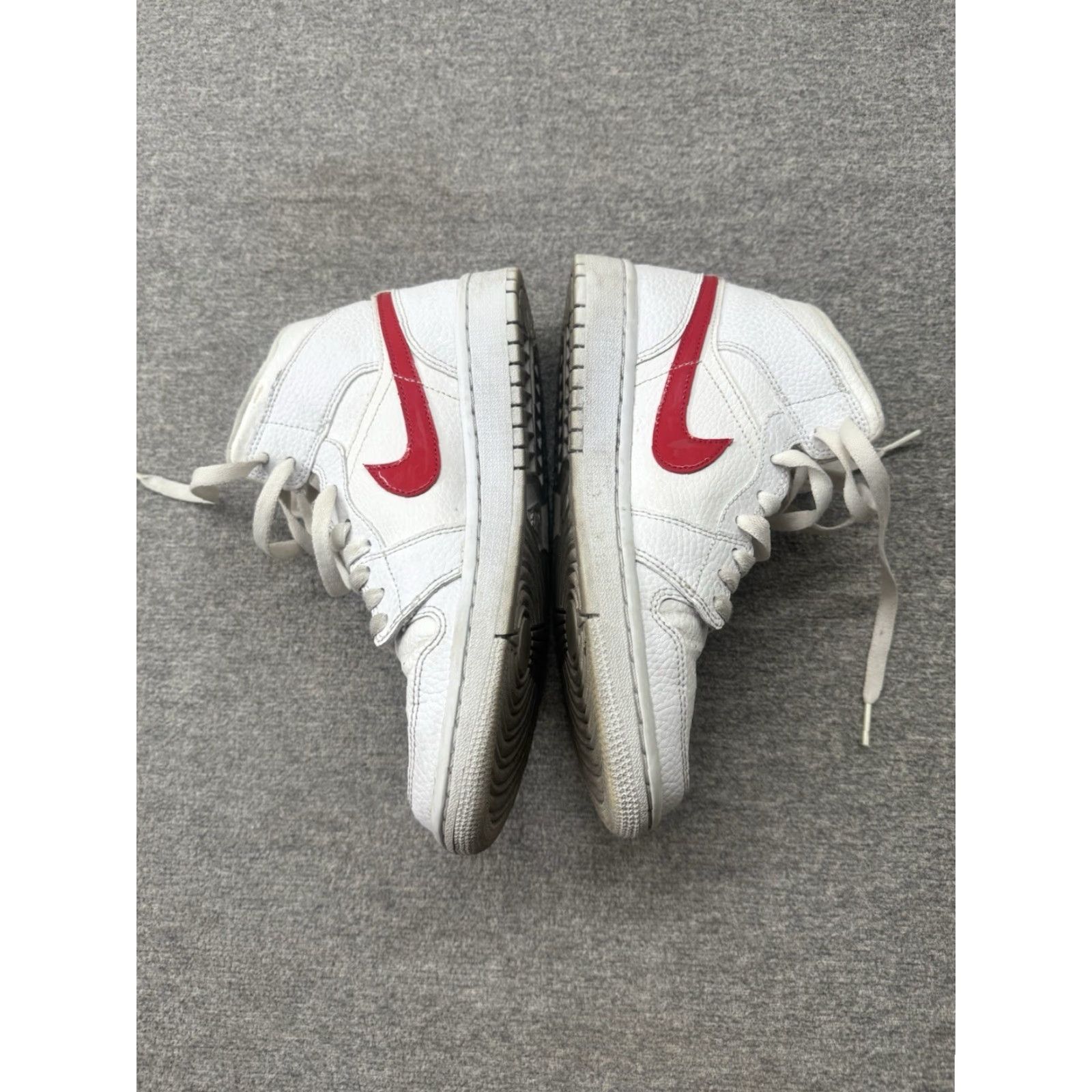 Nike Nike Air Jordan 1 Mid White University Red Retro BQ6472-106 Women Size 7.5 Size US 5 / IT 35 - 7 Thumbnail