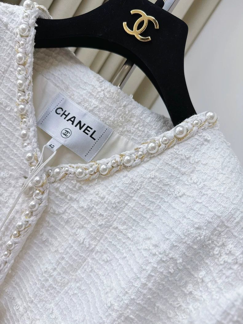 Chanel Chanel 25p spring and summer preview white pearl rolled ed Size S / US 4 / IT 40 - 4 Thumbnail