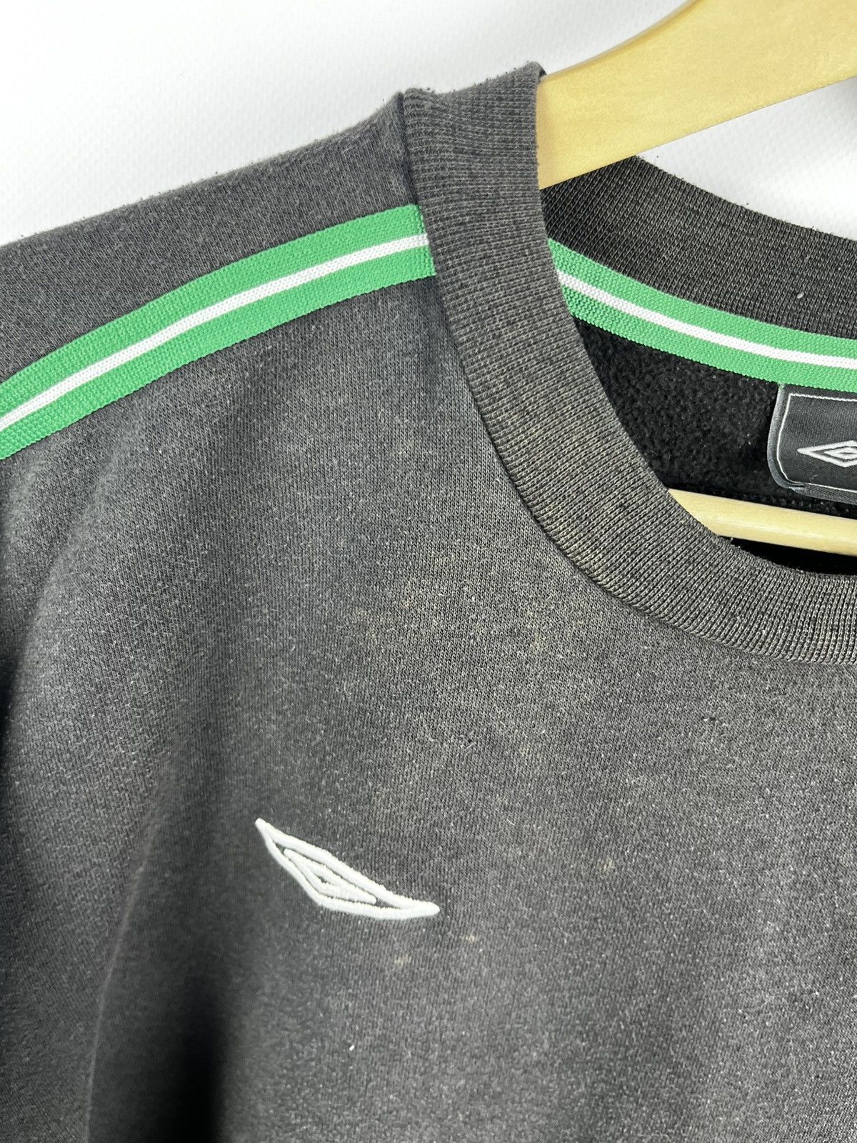 Umbro CELTIC 2004 FOOTBALL SOCCER SWEATSHIRT UMBRO sz M MEN BLACK Size US XL / EU 56 / 4 - 6 Thumbnail