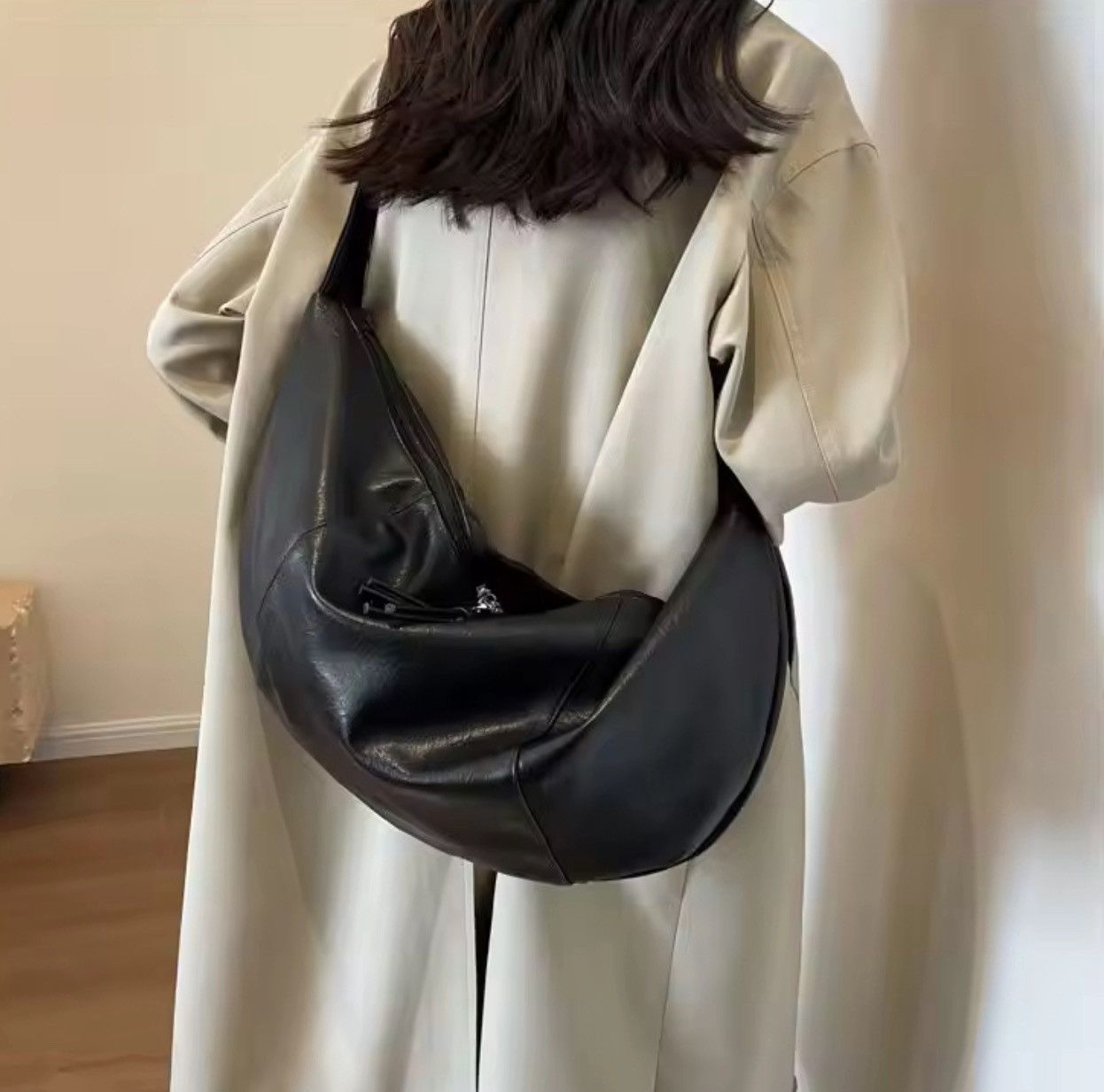 Vintage Stylish Black Leather Shoulder Bag | Trendy Hobo Style Size ONE SIZE - 2 Thumbnail