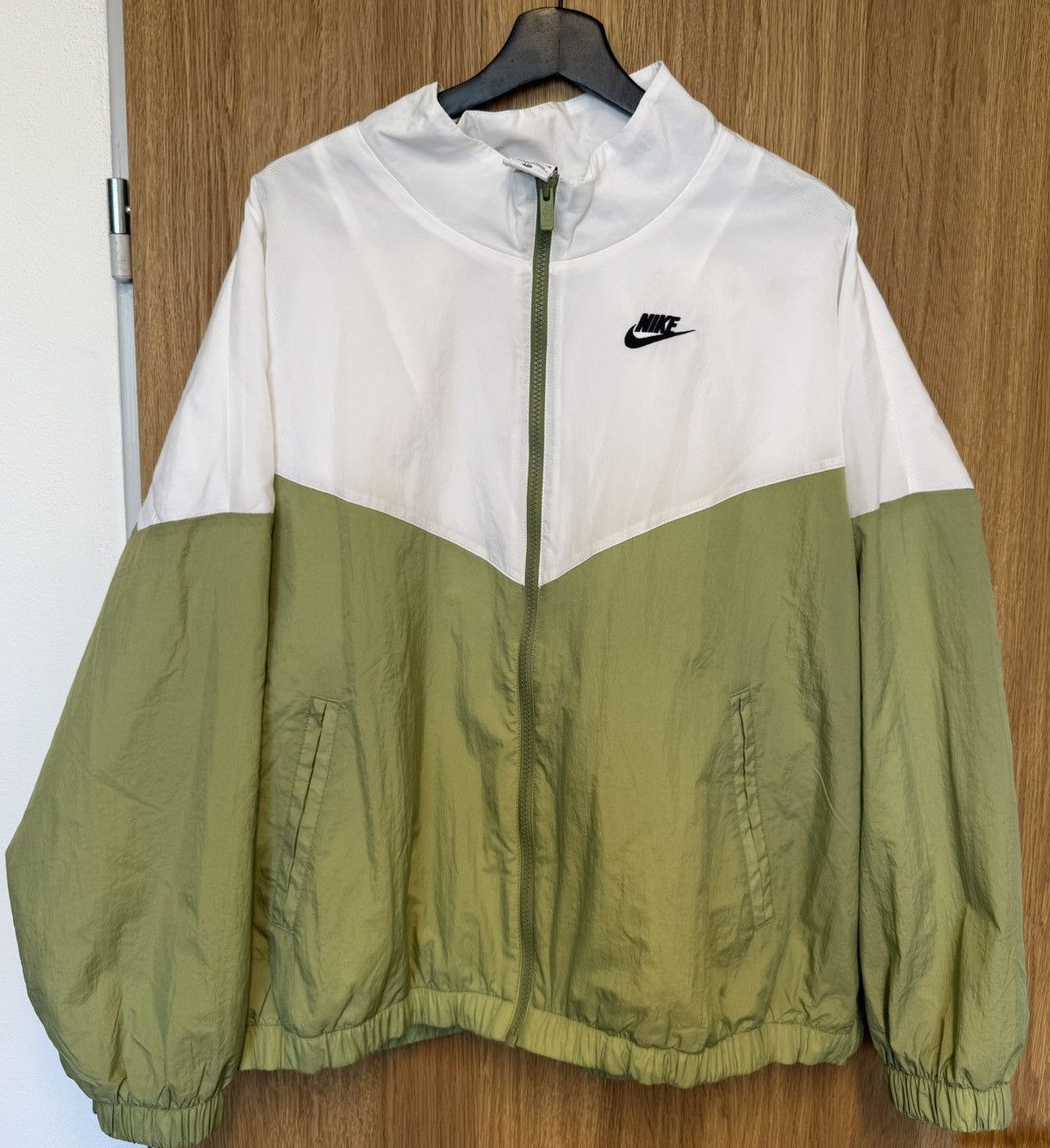Nike Nike Vintage Windbreaker Jacket White & Green Size M / US 6-8 / IT 42-44 - 1 Thumbnail