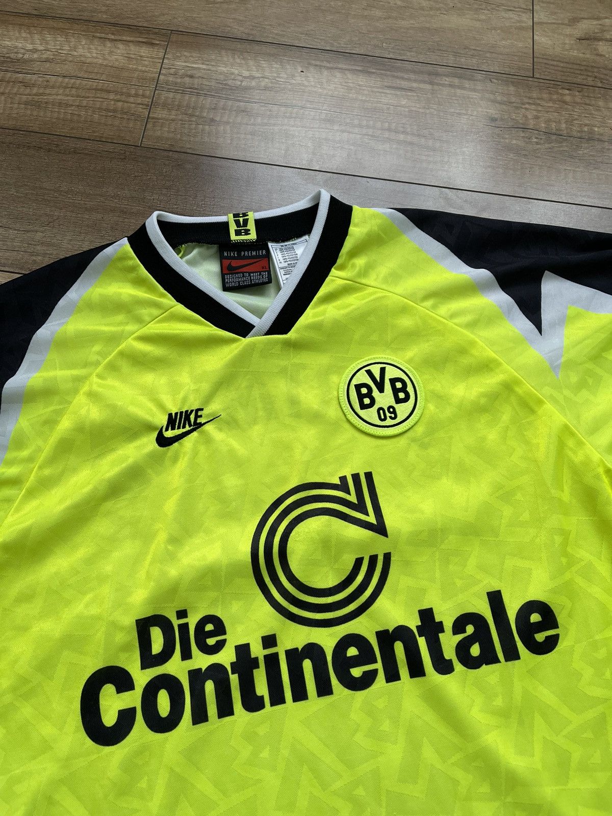 Nike 1995/1996 Nike Borussia Dortmund Vintage Soccer Jersey Tee Size US XL / EU 56 / 4 - 6 Thumbnail